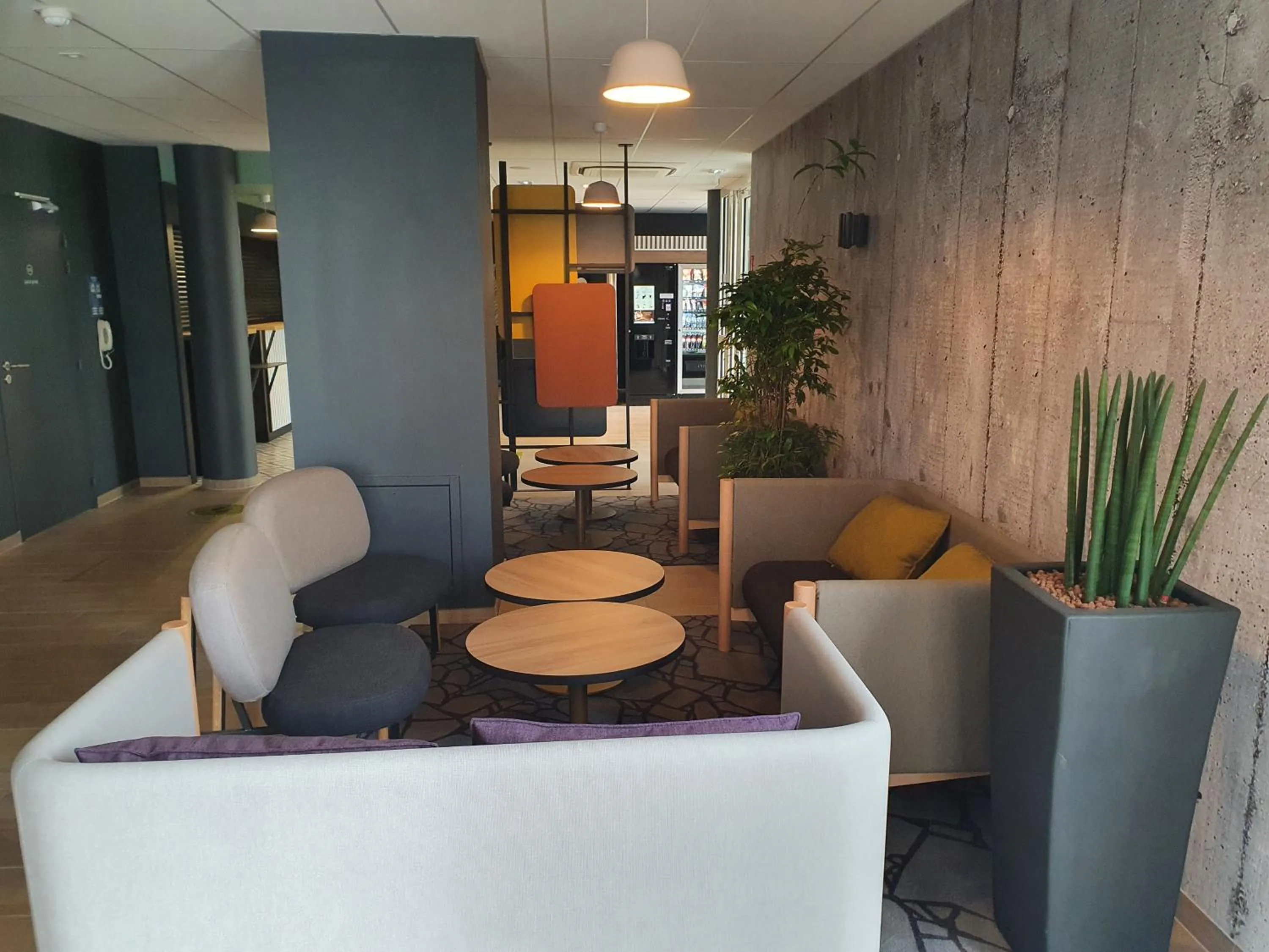 Communal lounge/ TV room in B&B HOTEL Ouistreham