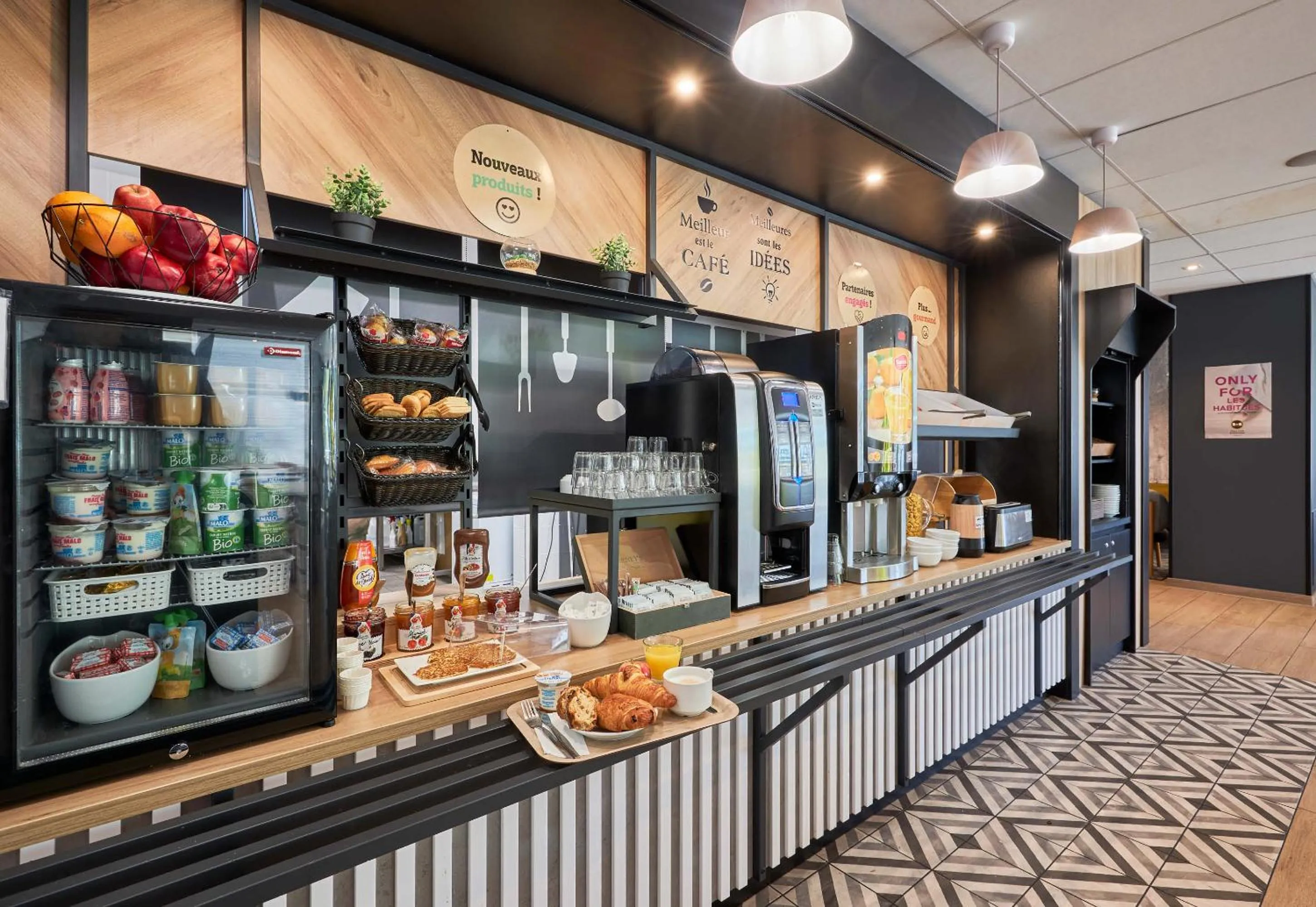 Buffet breakfast in B&B HOTEL Ouistreham