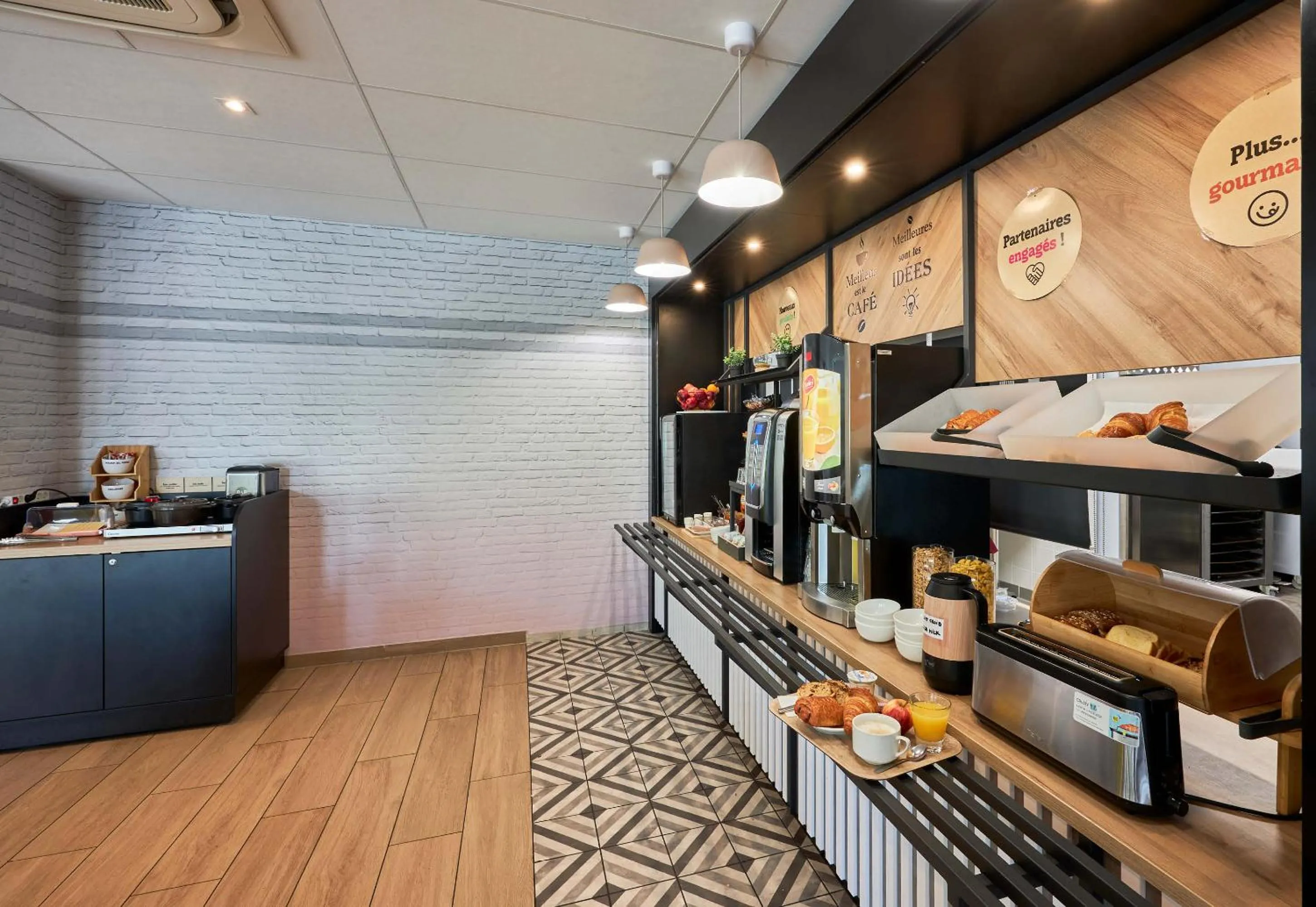 Buffet breakfast in B&B HOTEL Ouistreham