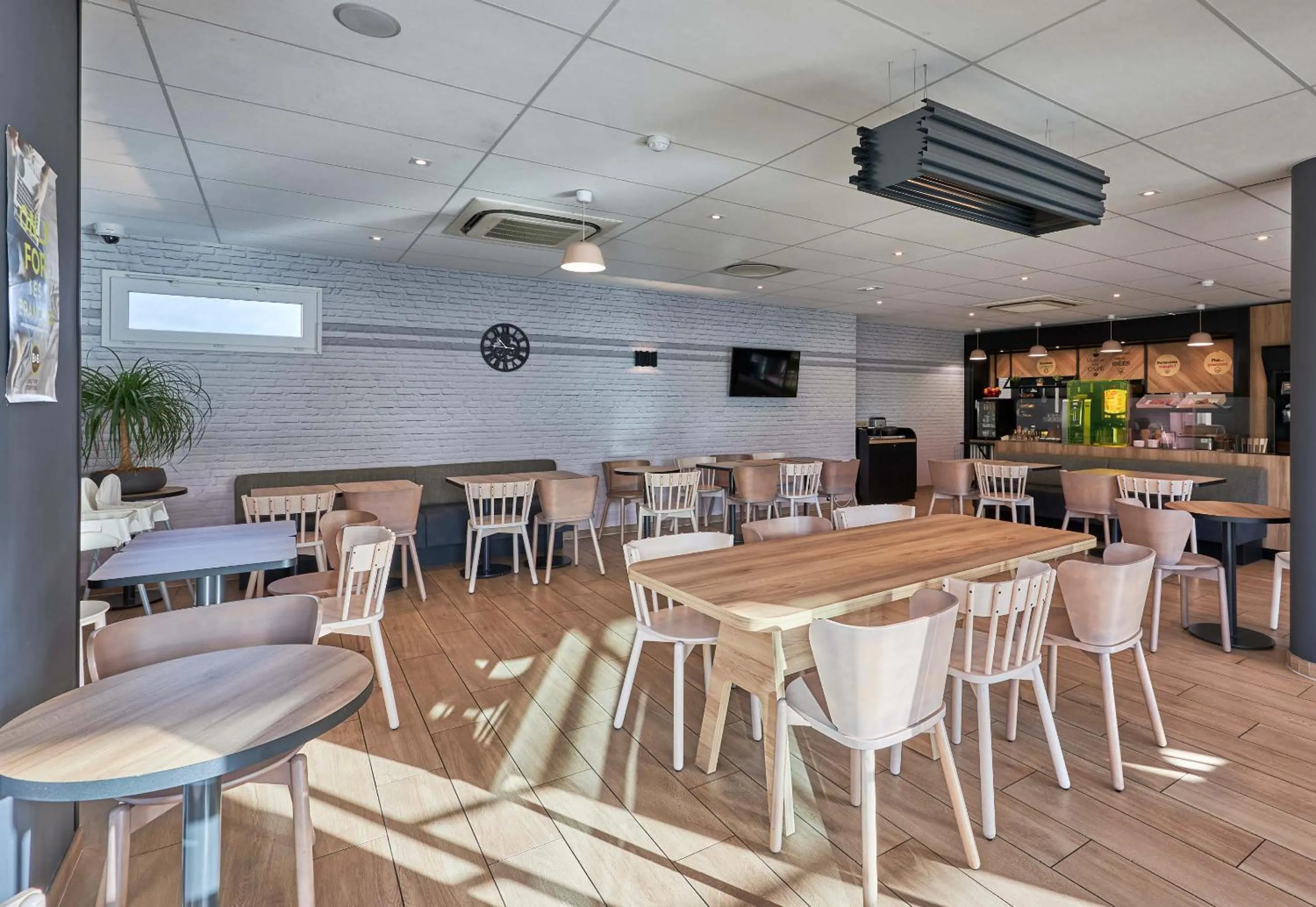 Restaurant/places to eat in B&B HOTEL Ouistreham