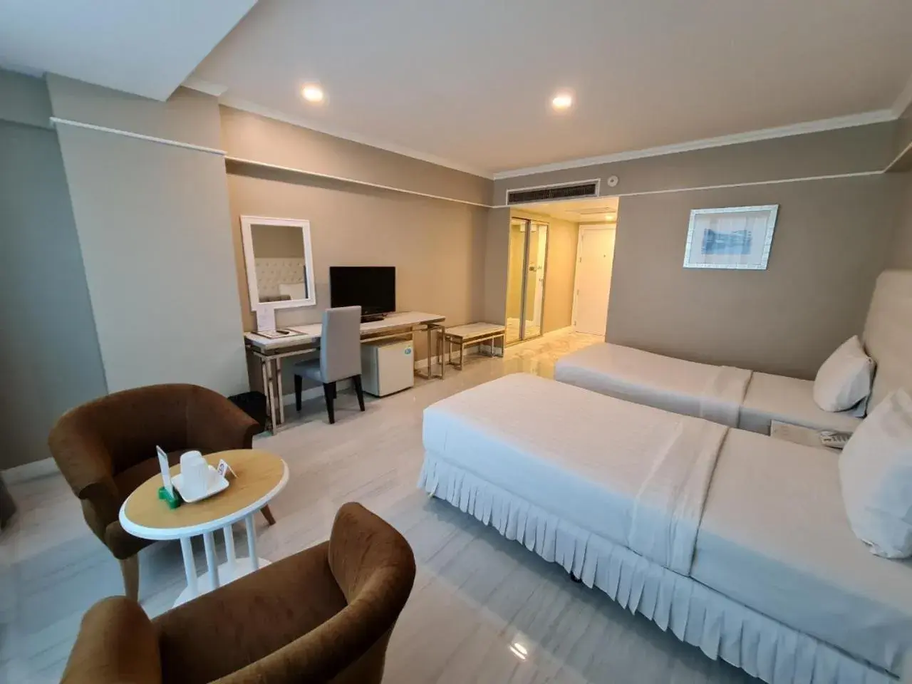 Deluxe Twin Room in Chaisaeng Palace Hotel Deluxe Twin Room in Chaisaeng Palace Hotel