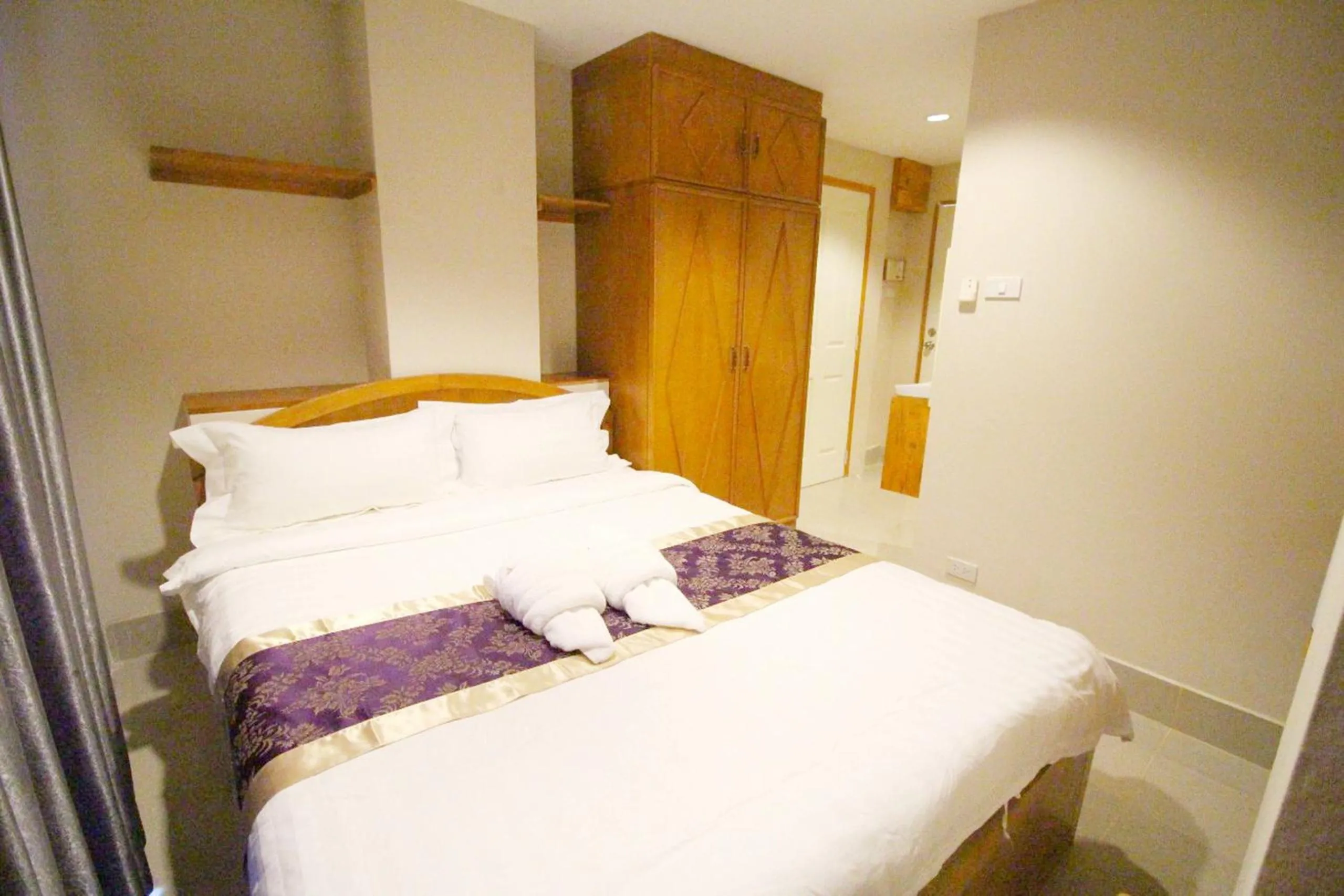 Photo of the whole room, Bed in Lee Place Phatthanakan Condo