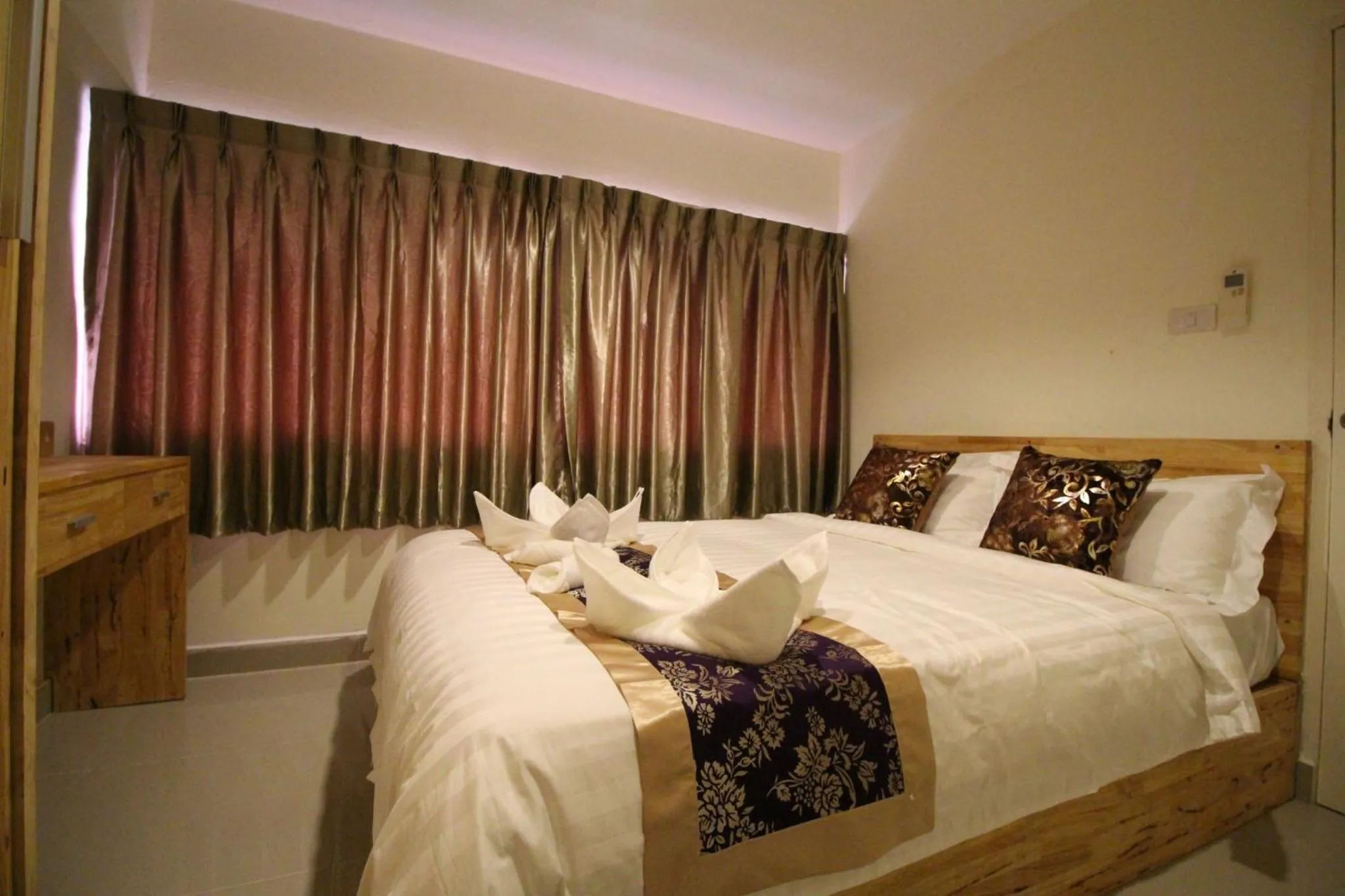 Bed in Lee Place Phatthanakan Condo