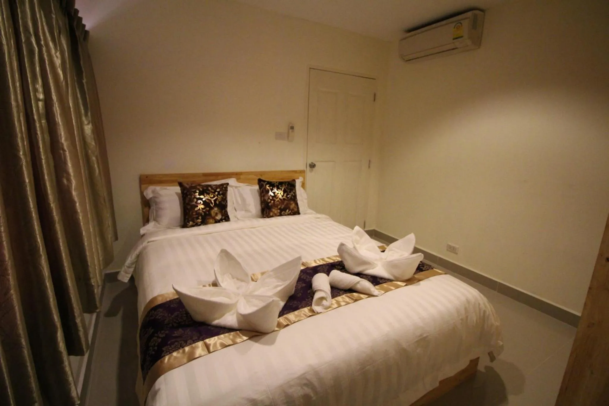 Bed in Lee Place Phatthanakan Condo