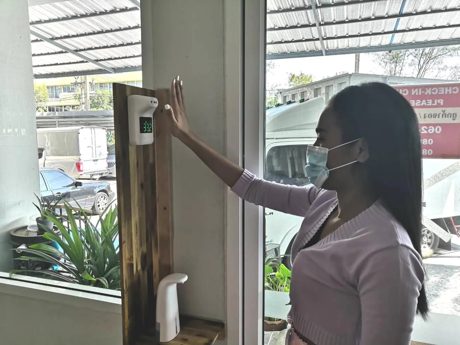 People in Lee Place Phatthanakan Condo