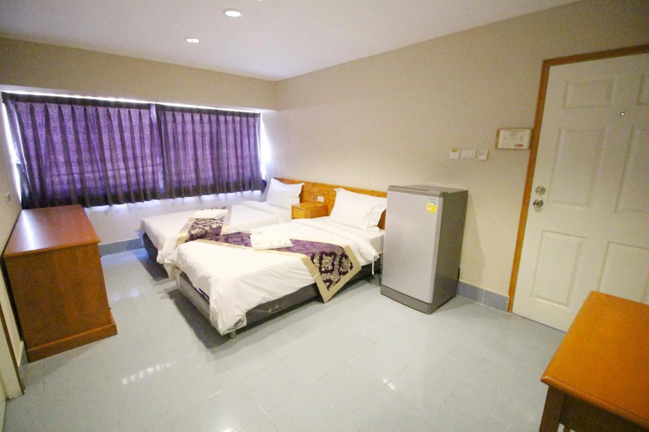 Photo of the whole room, Bed in Lee Place Phatthanakan Condo