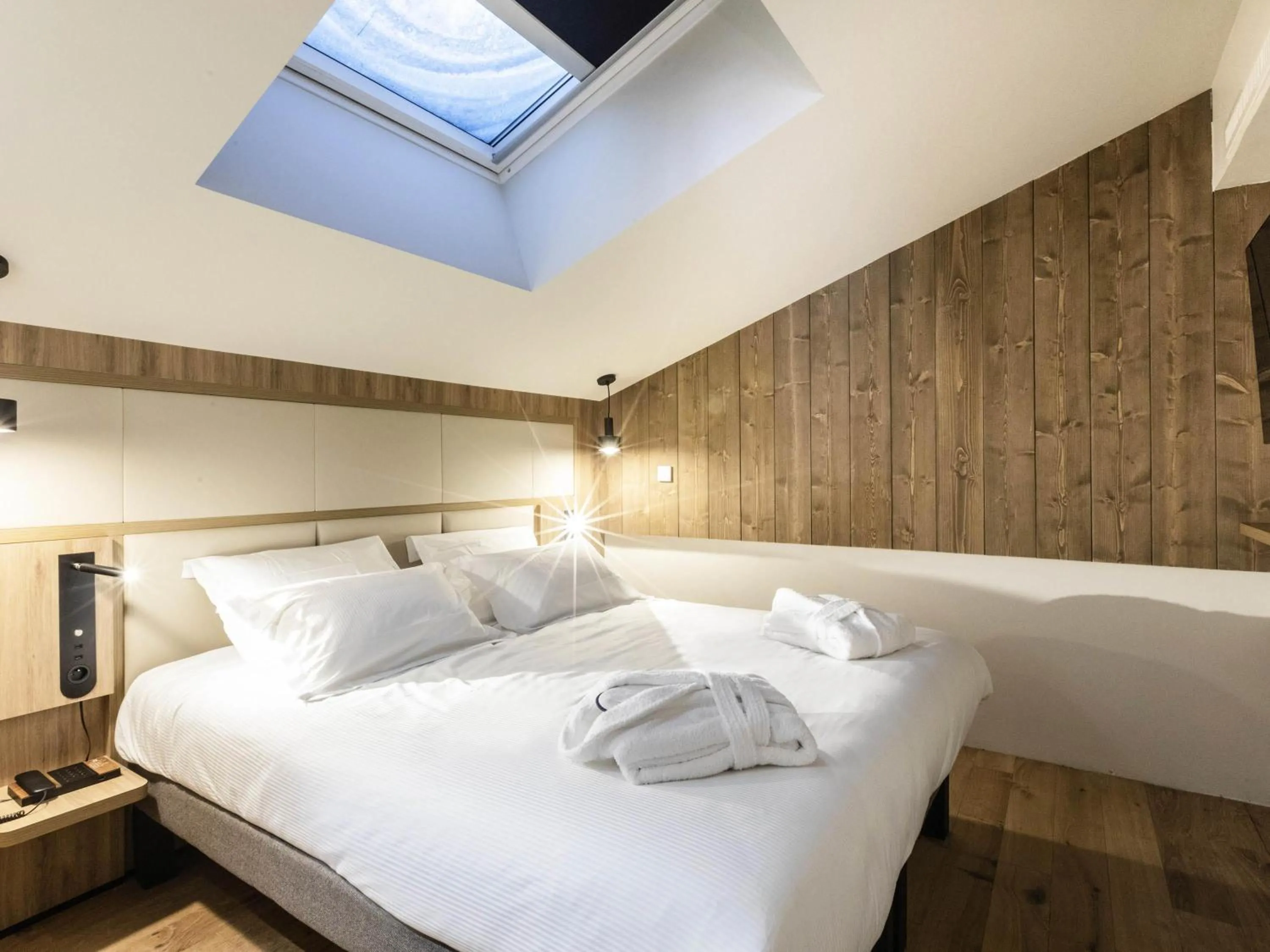 Photo of the whole room, Bed in Novotel Megève Mont-Blanc