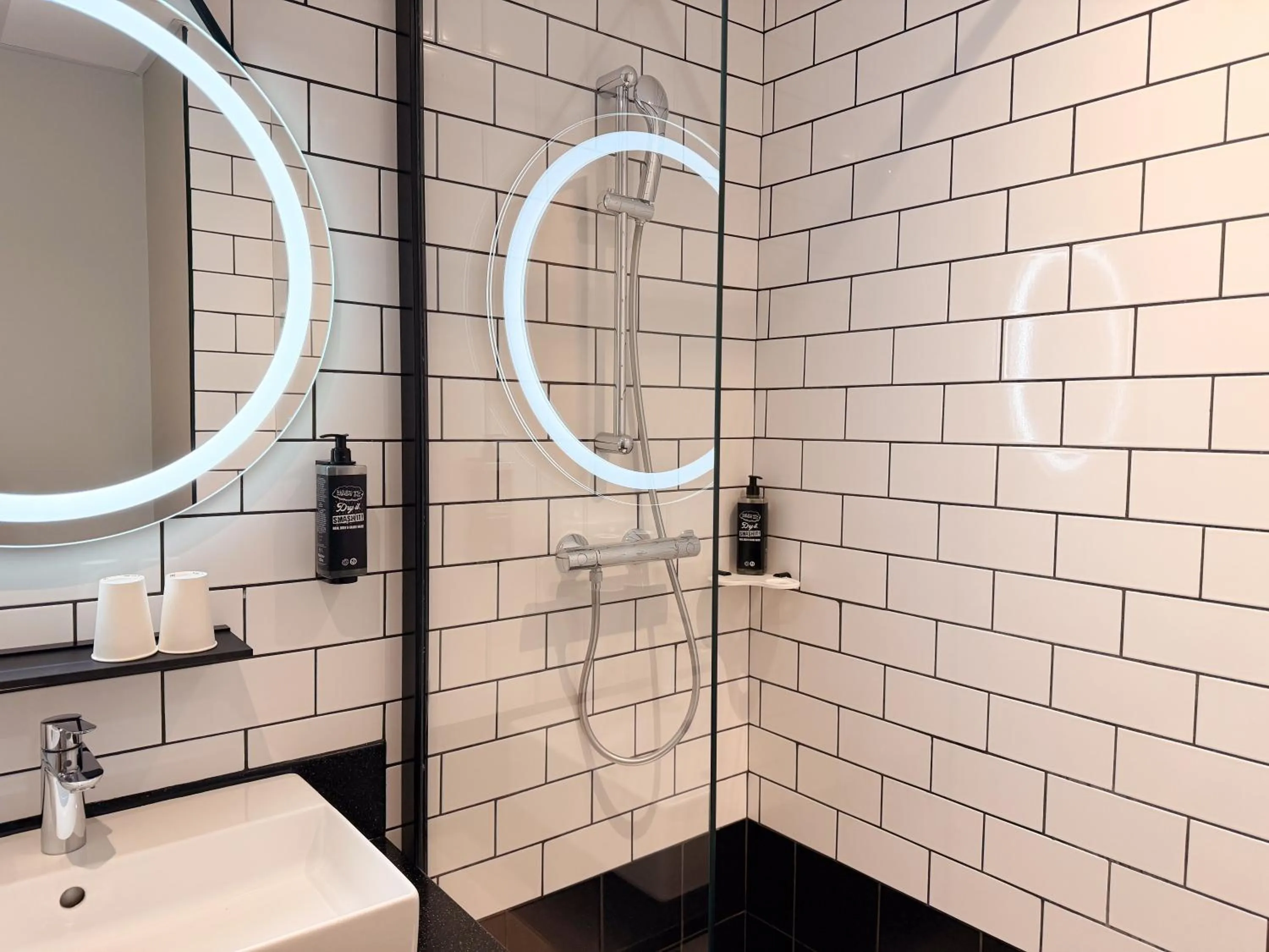 Bathroom in Ibis Lunel Petite Camargue