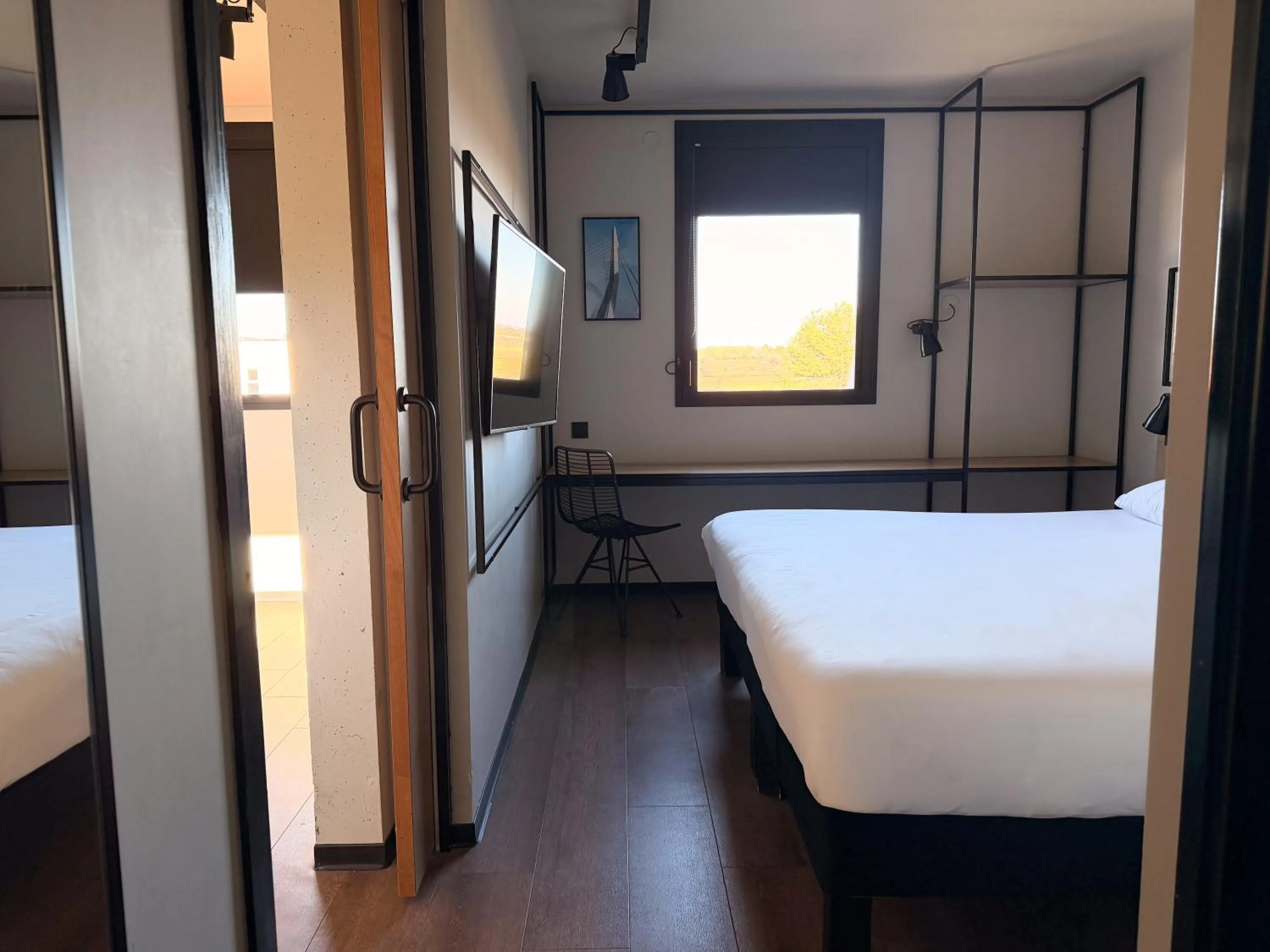 Bedroom, Bed in Ibis Lunel Petite Camargue