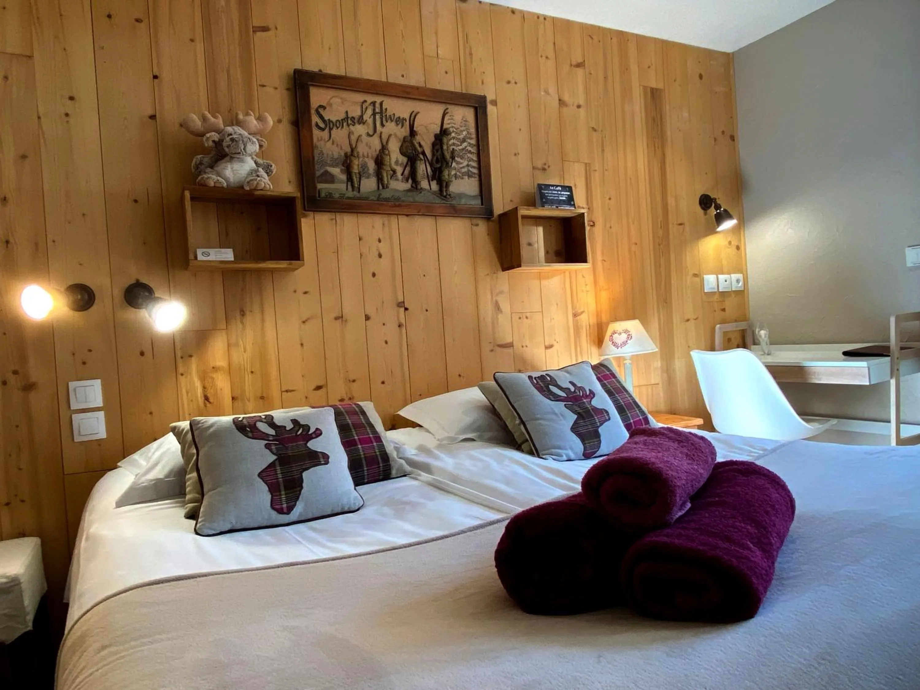 Shower, Bed in Hotel la Turra