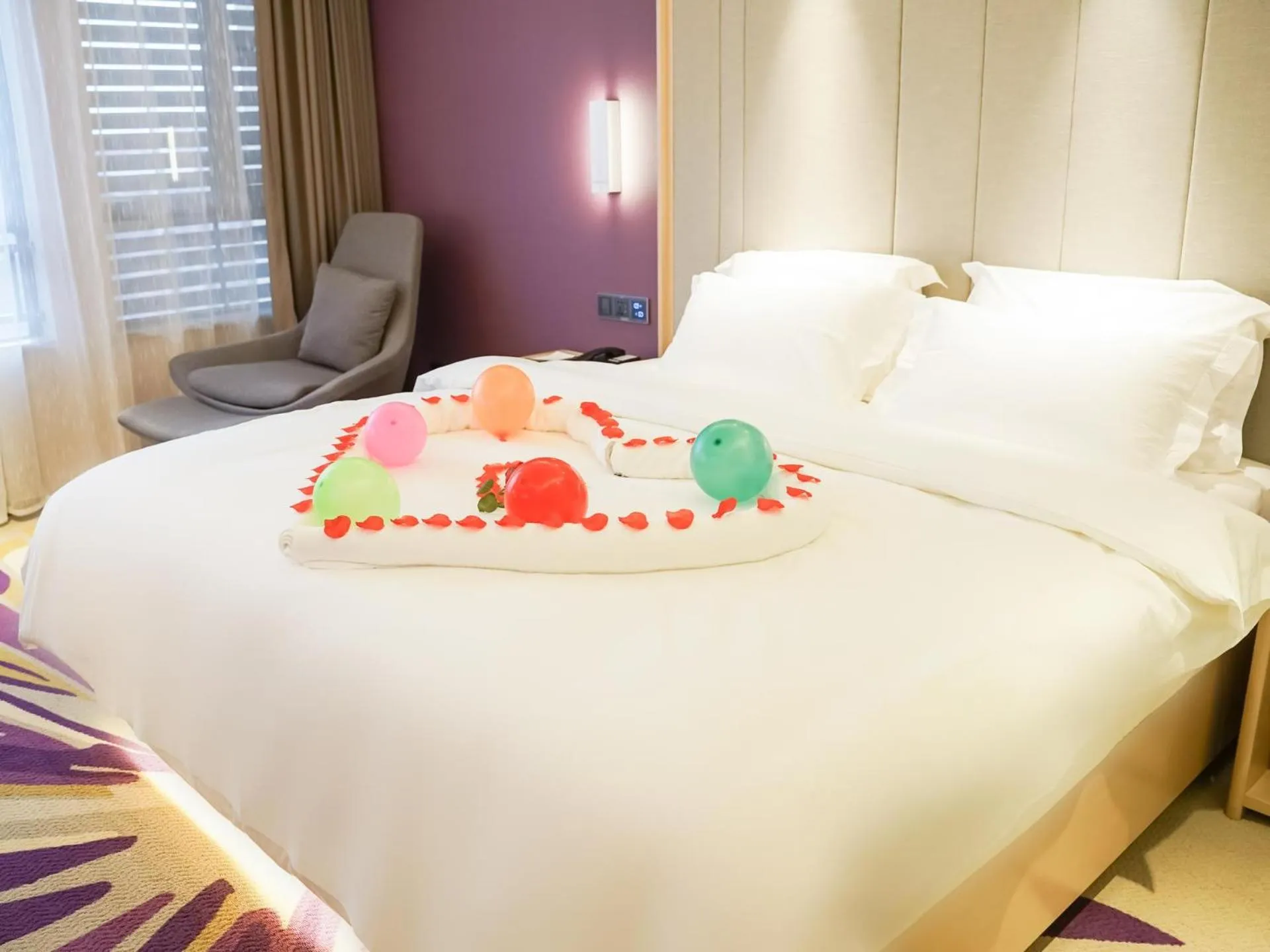 Bed in Lavande Hotel Jingmen Planet World City