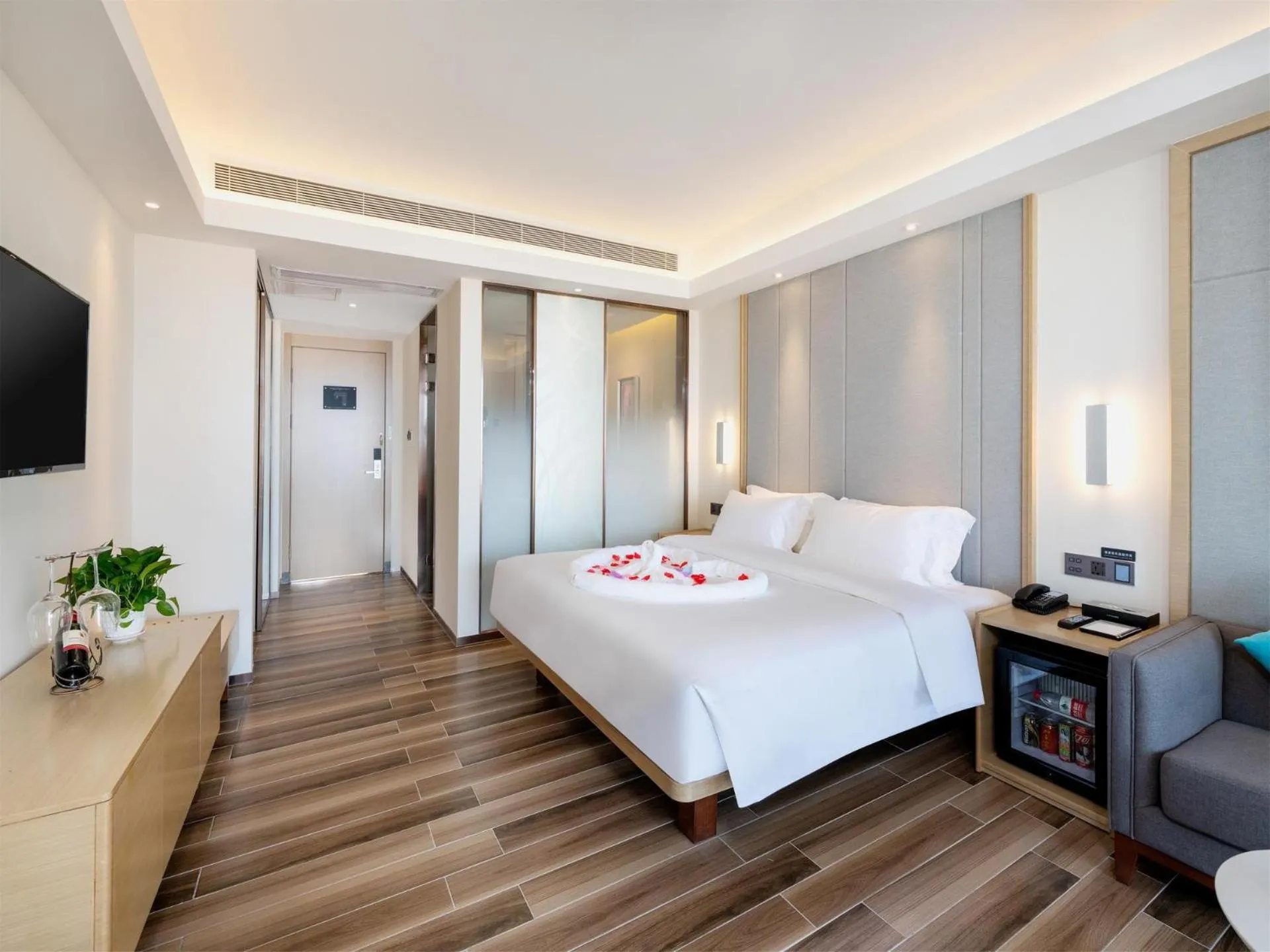 Bed in Lifeng Hotel (Haikou West Coast)