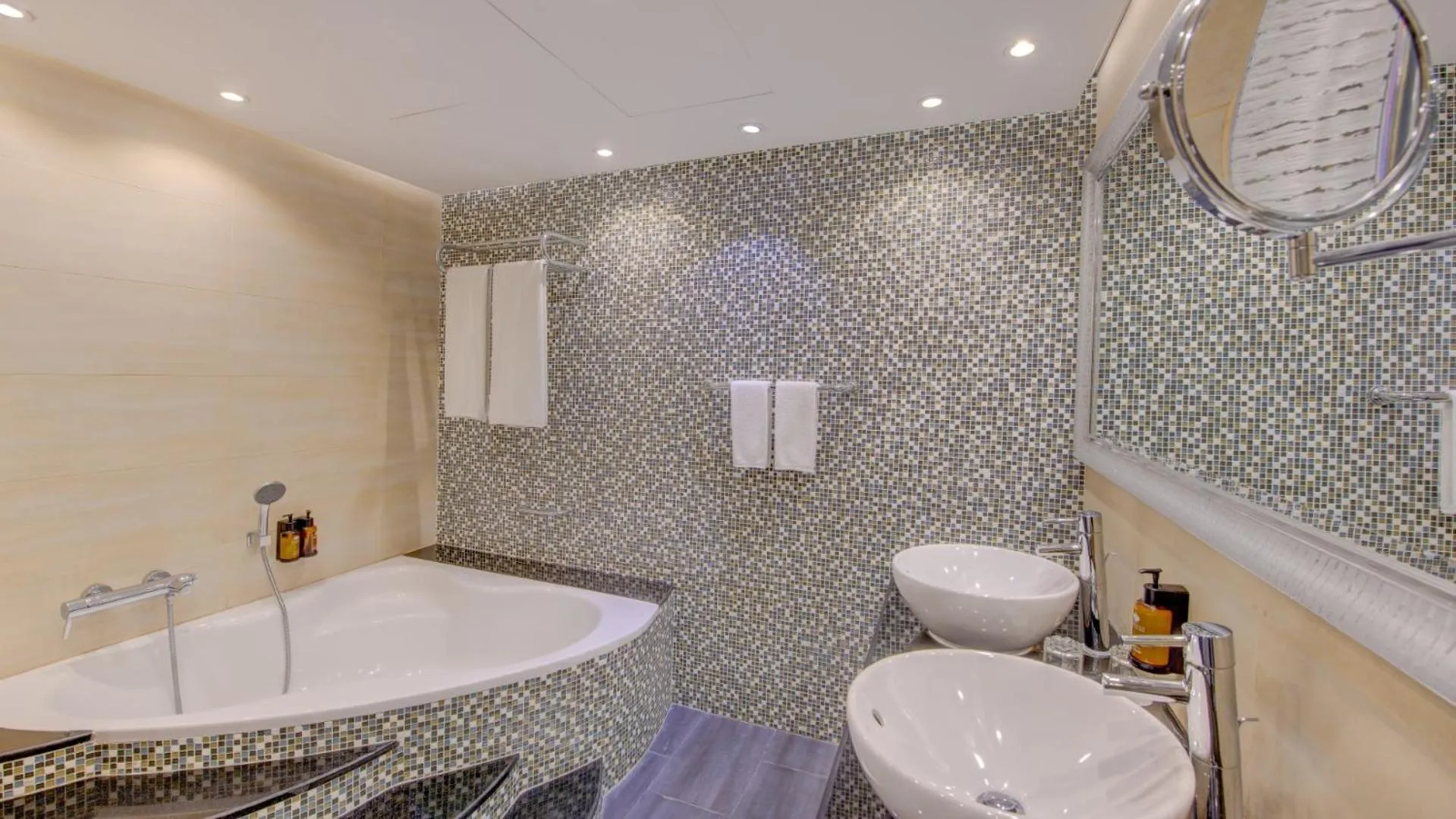 Bath in Donatello Hotel