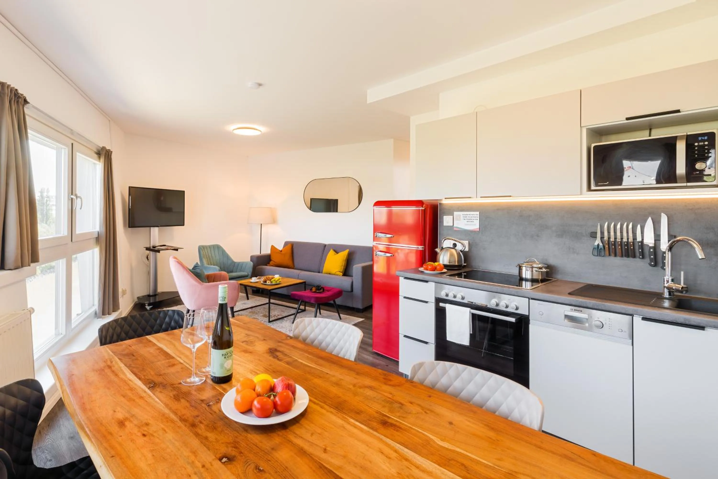 Dining area in URBAN ISLAND I Riverside Apartments