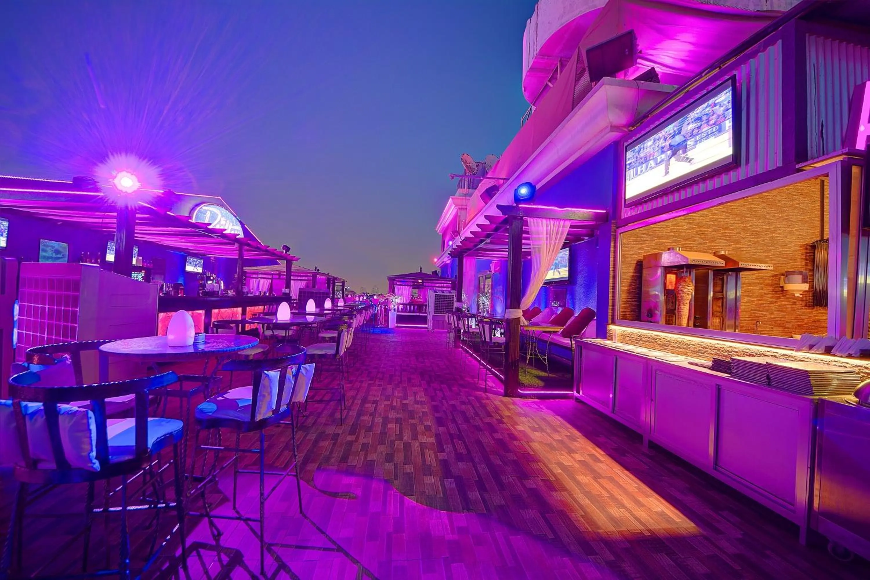 Evening entertainment in Royal Ascot Hotel