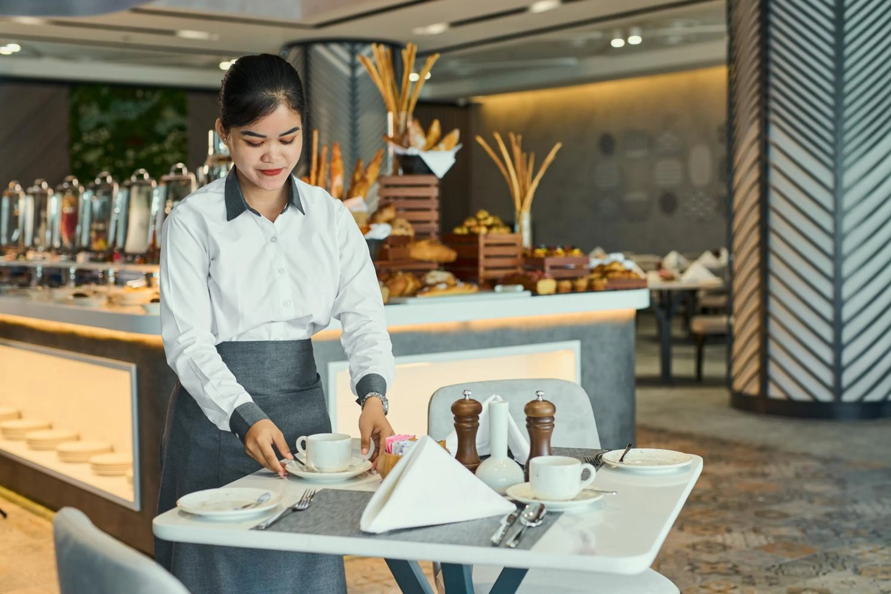 Restaurant/places to eat in Hotel Holiday International