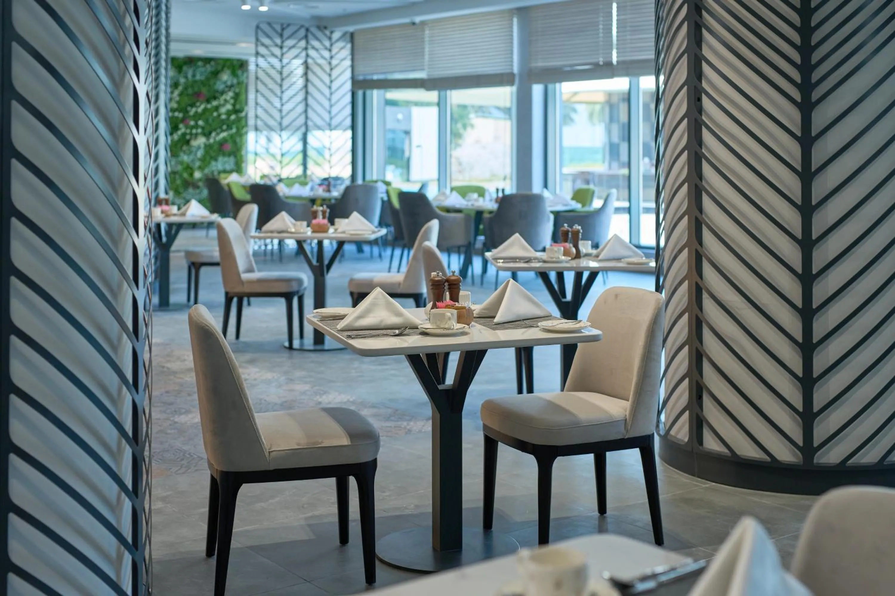 Restaurant/places to eat in Hotel Holiday International