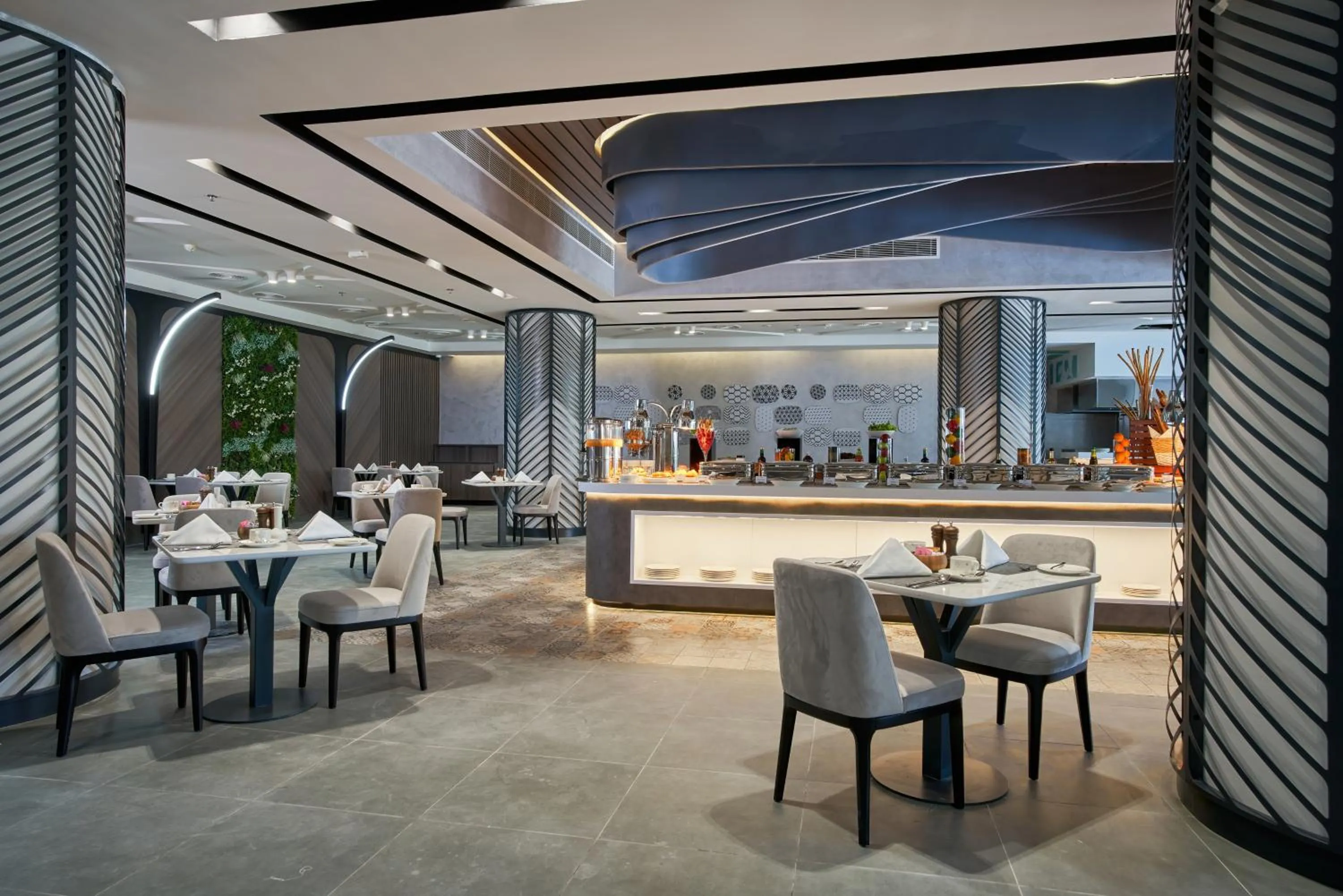 Restaurant/places to eat in Hotel Holiday International