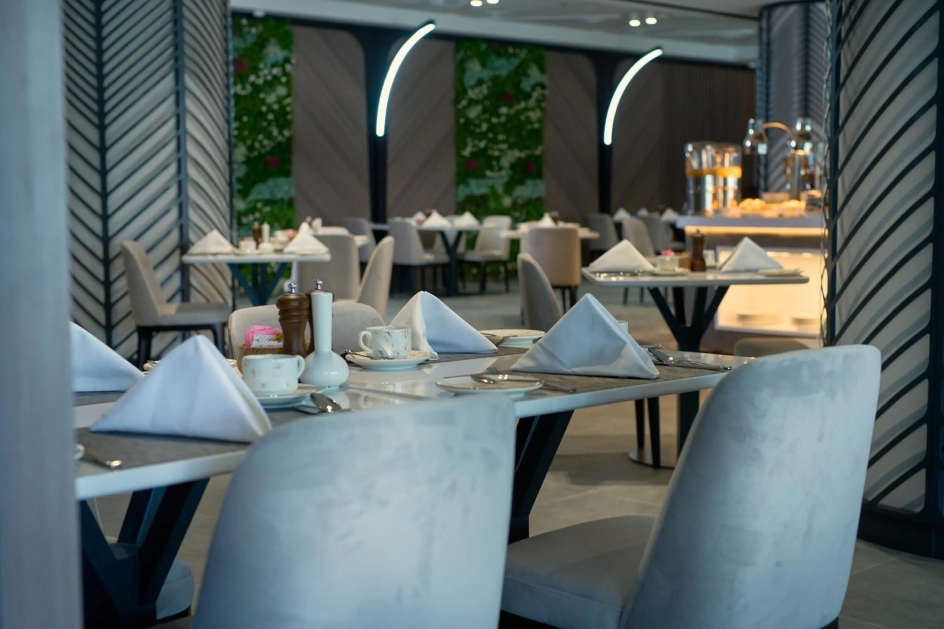 Restaurant/places to eat in Hotel Holiday International