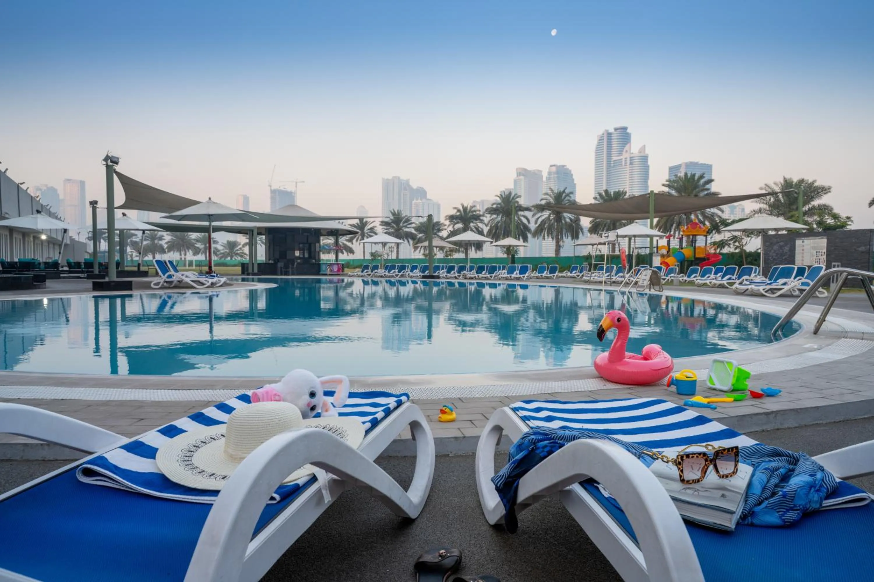 Swimming pool in Hotel Holiday International
