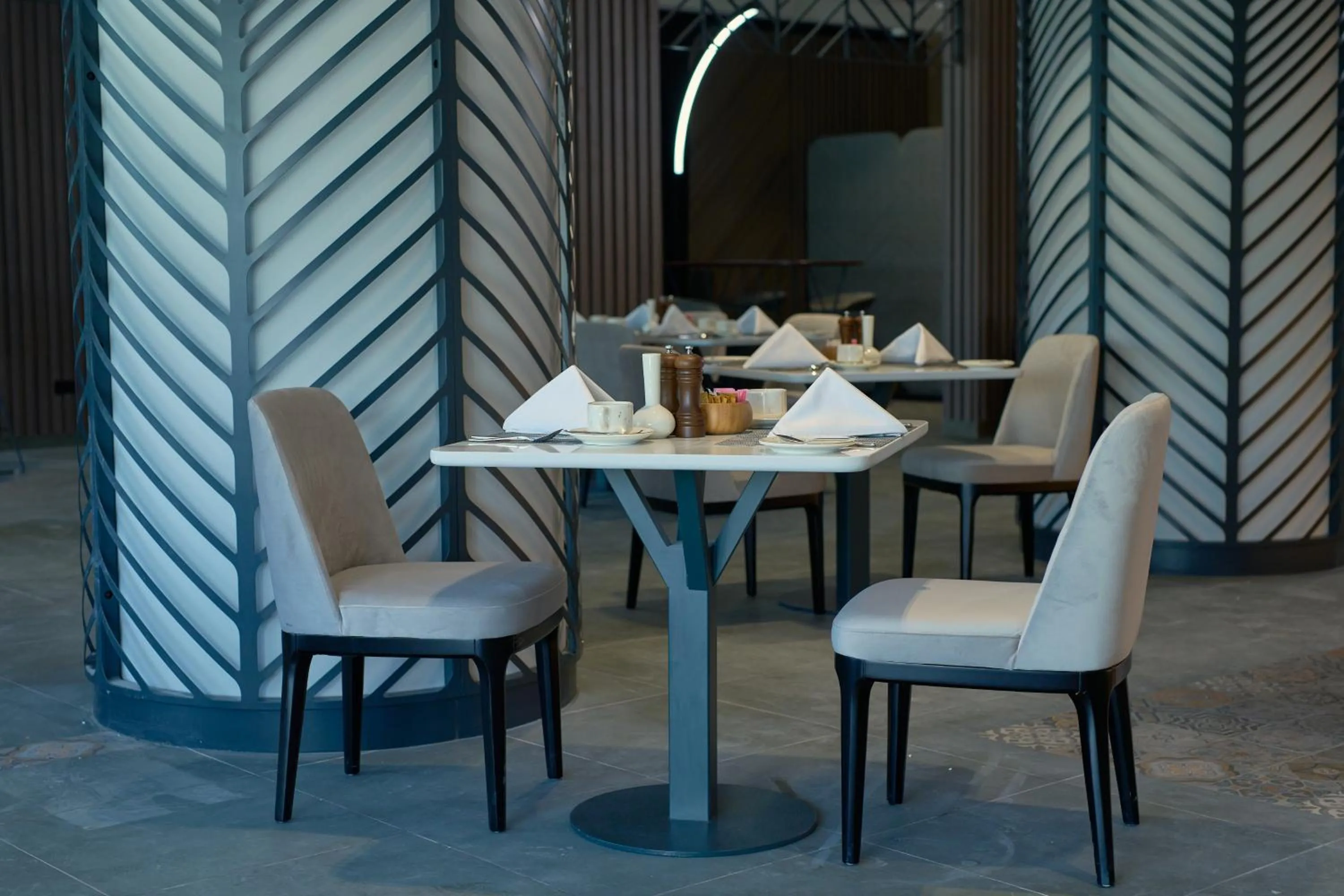 Restaurant/places to eat in Hotel Holiday International