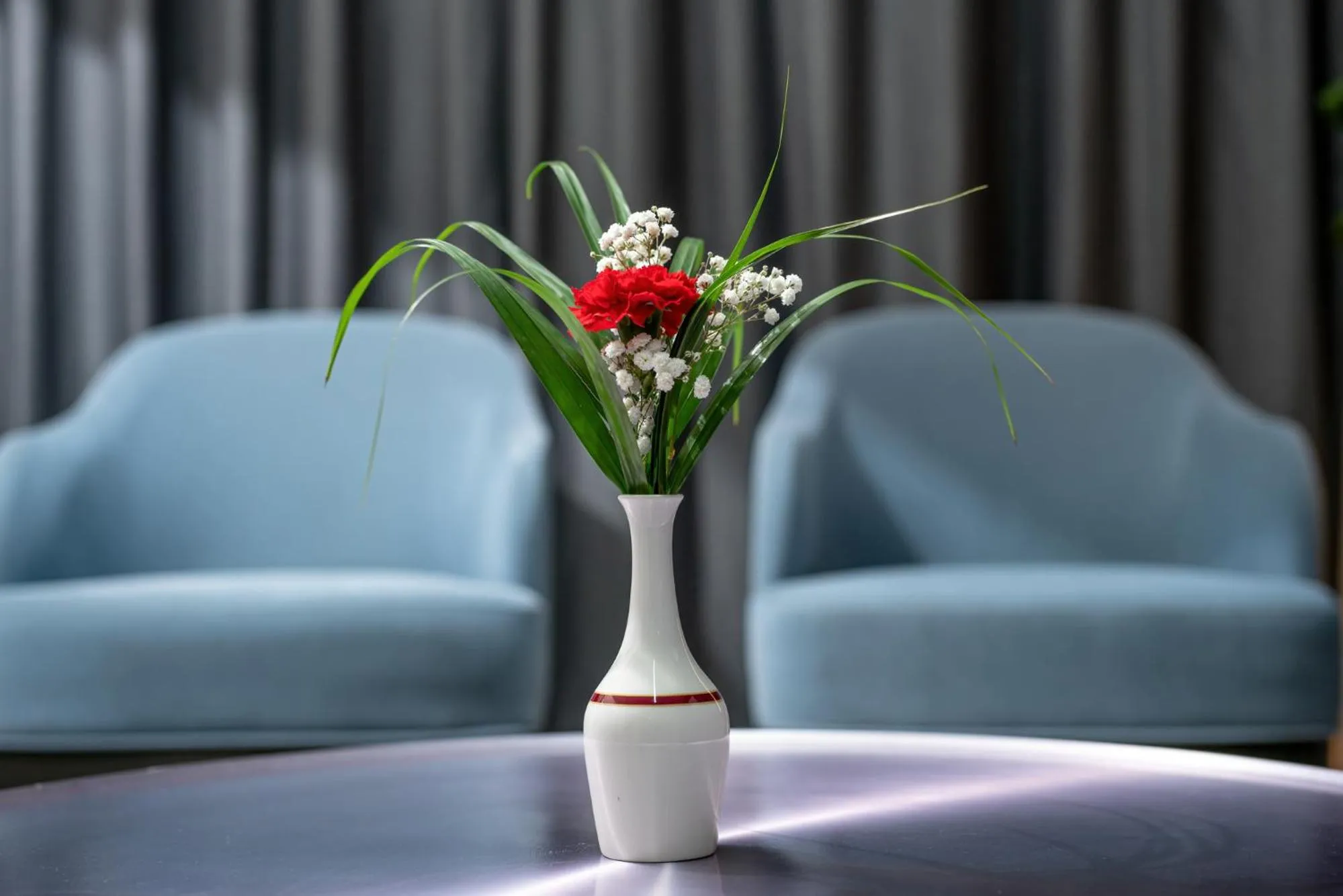 Seating area in Hotel Holiday International