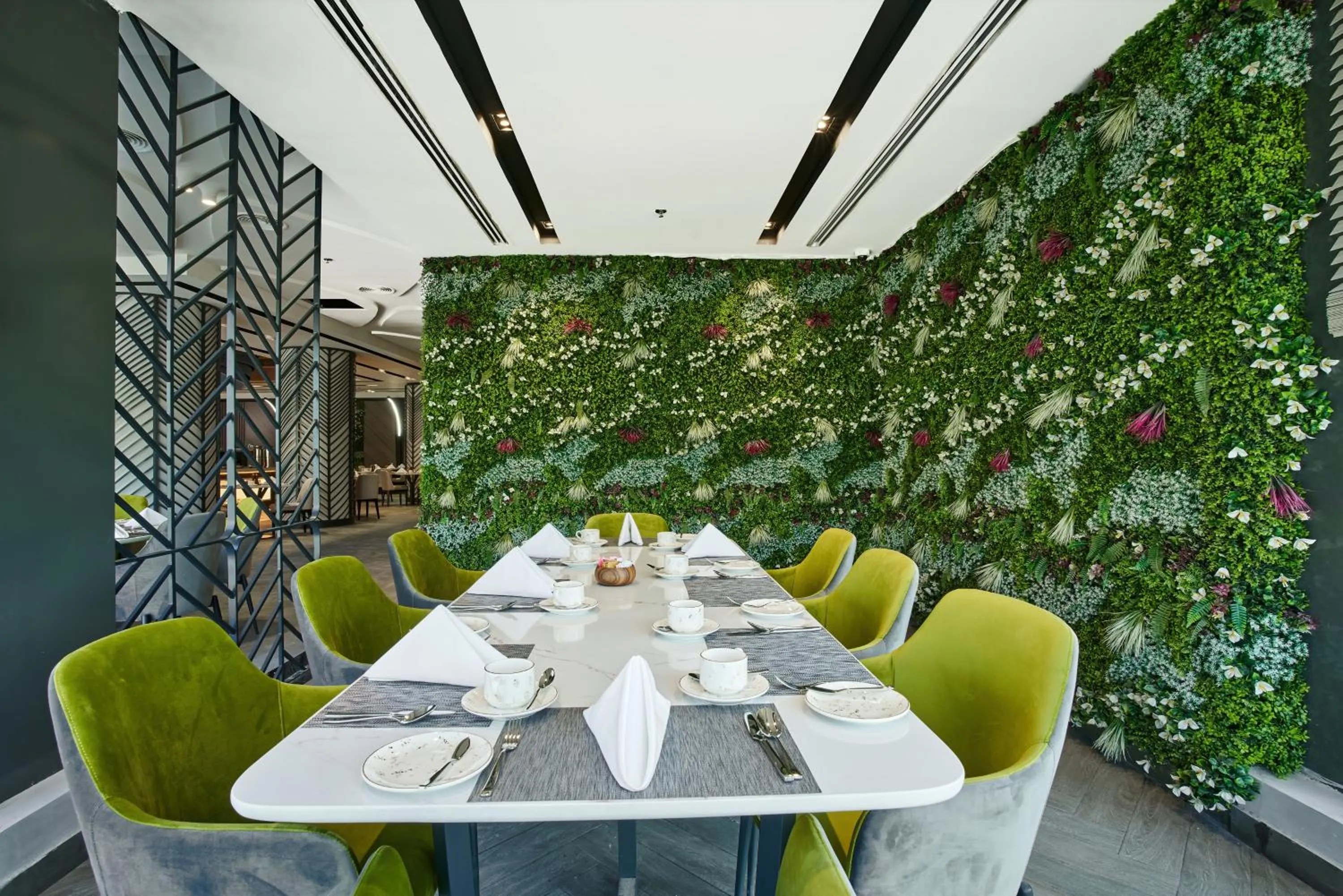 Restaurant/places to eat in Hotel Holiday International