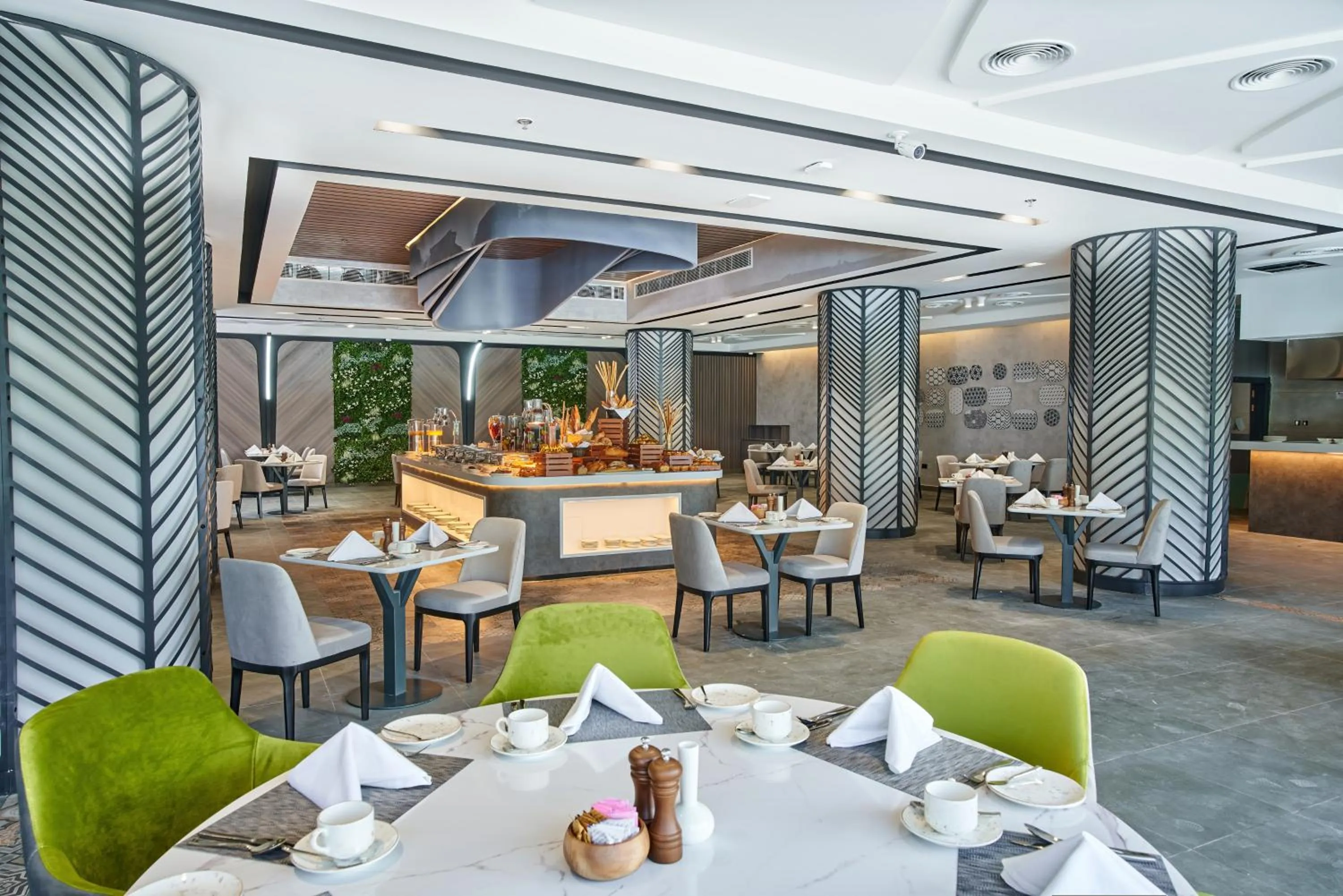 Restaurant/places to eat in Hotel Holiday International