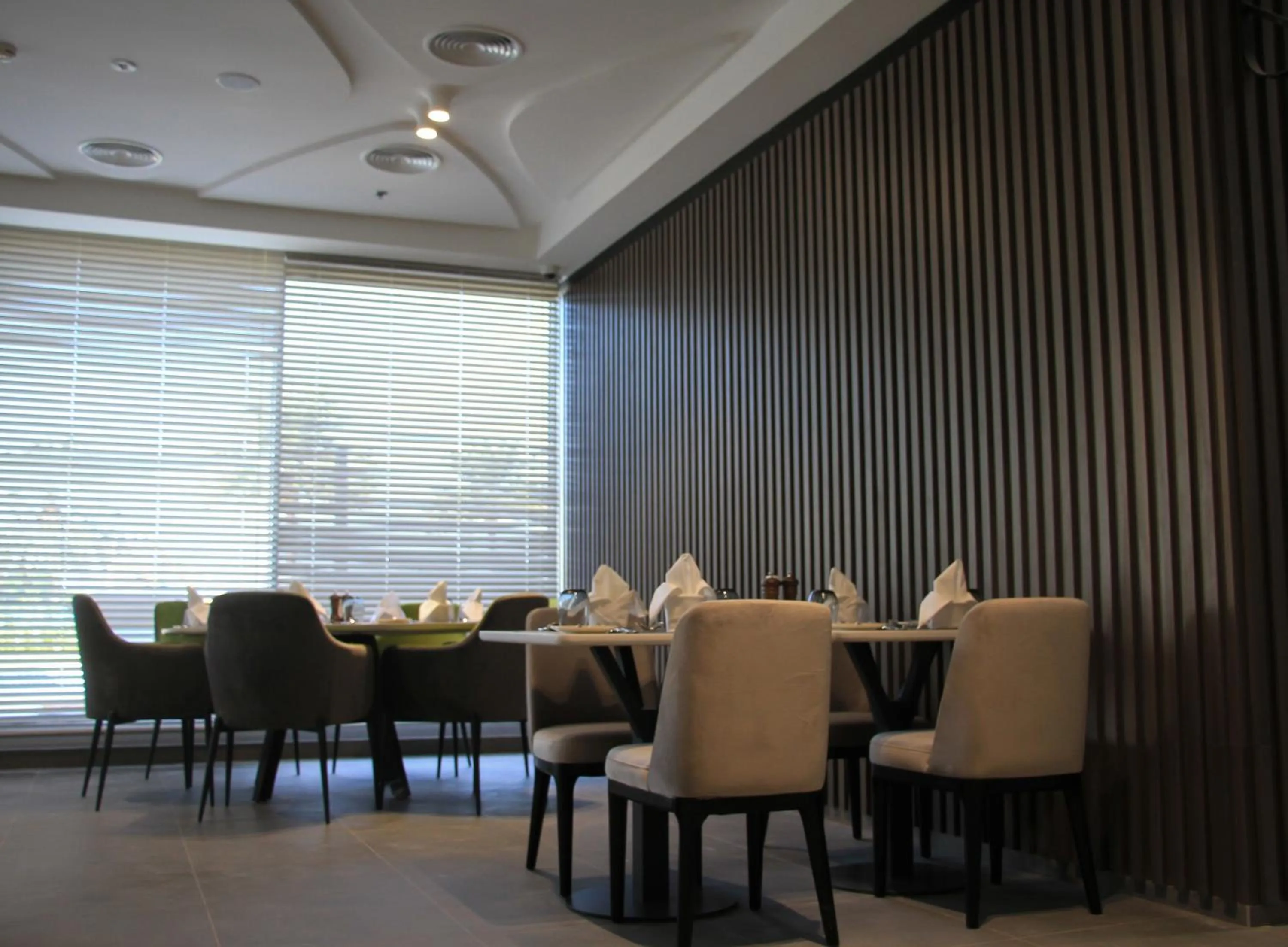 Restaurant/places to eat in Hotel Holiday International