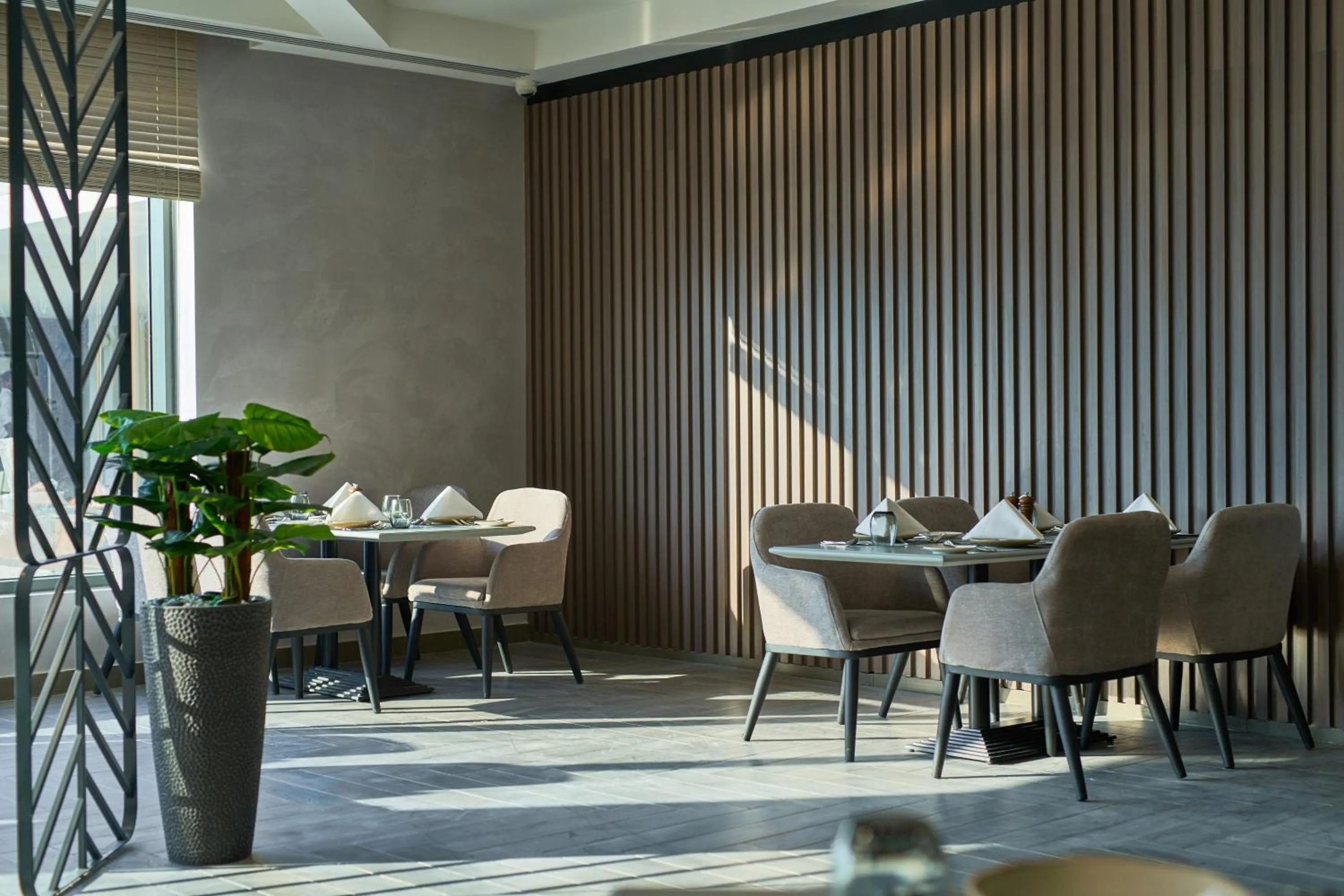 Restaurant/places to eat in Hotel Holiday International