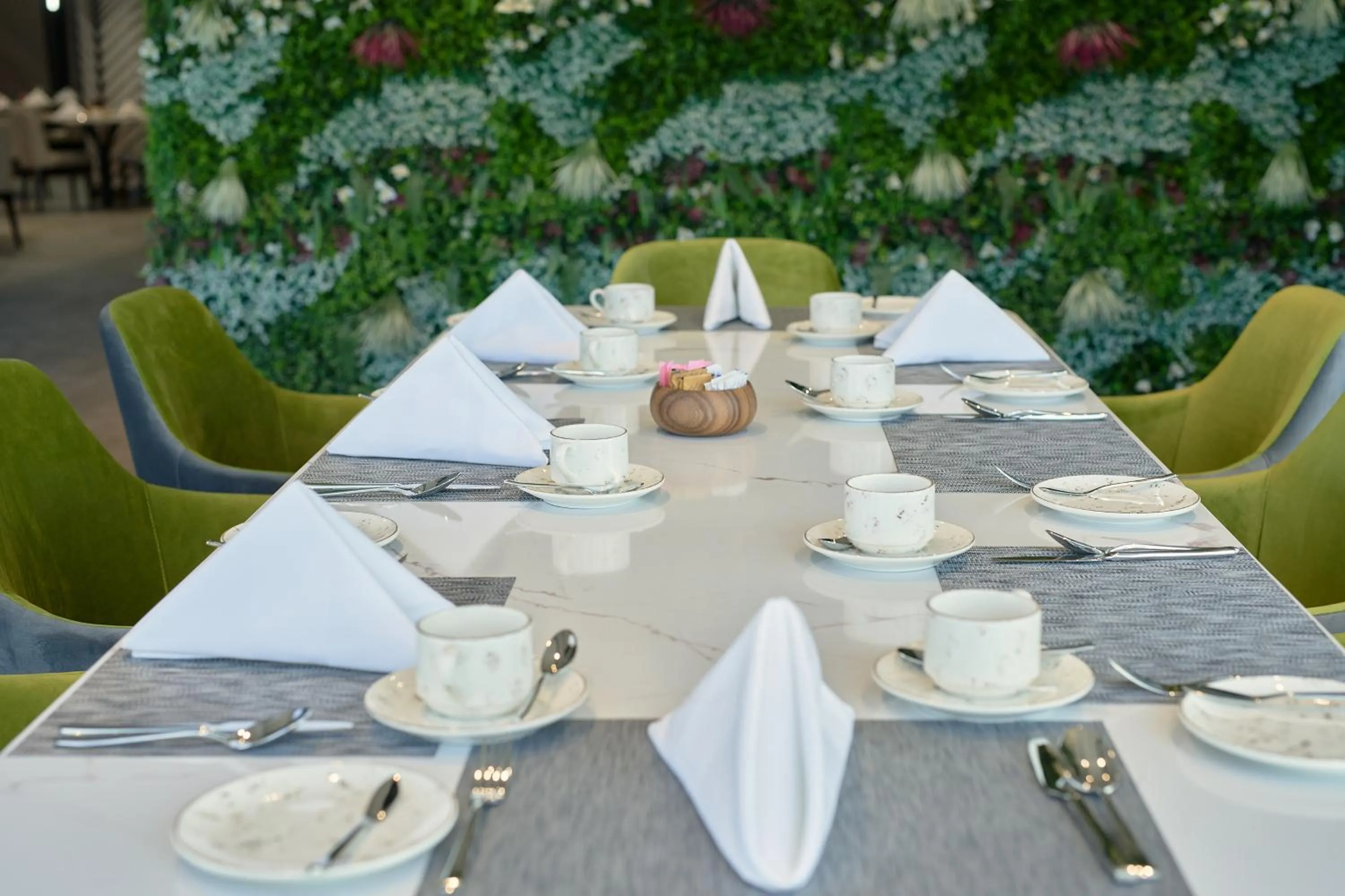 Restaurant/places to eat in Hotel Holiday International