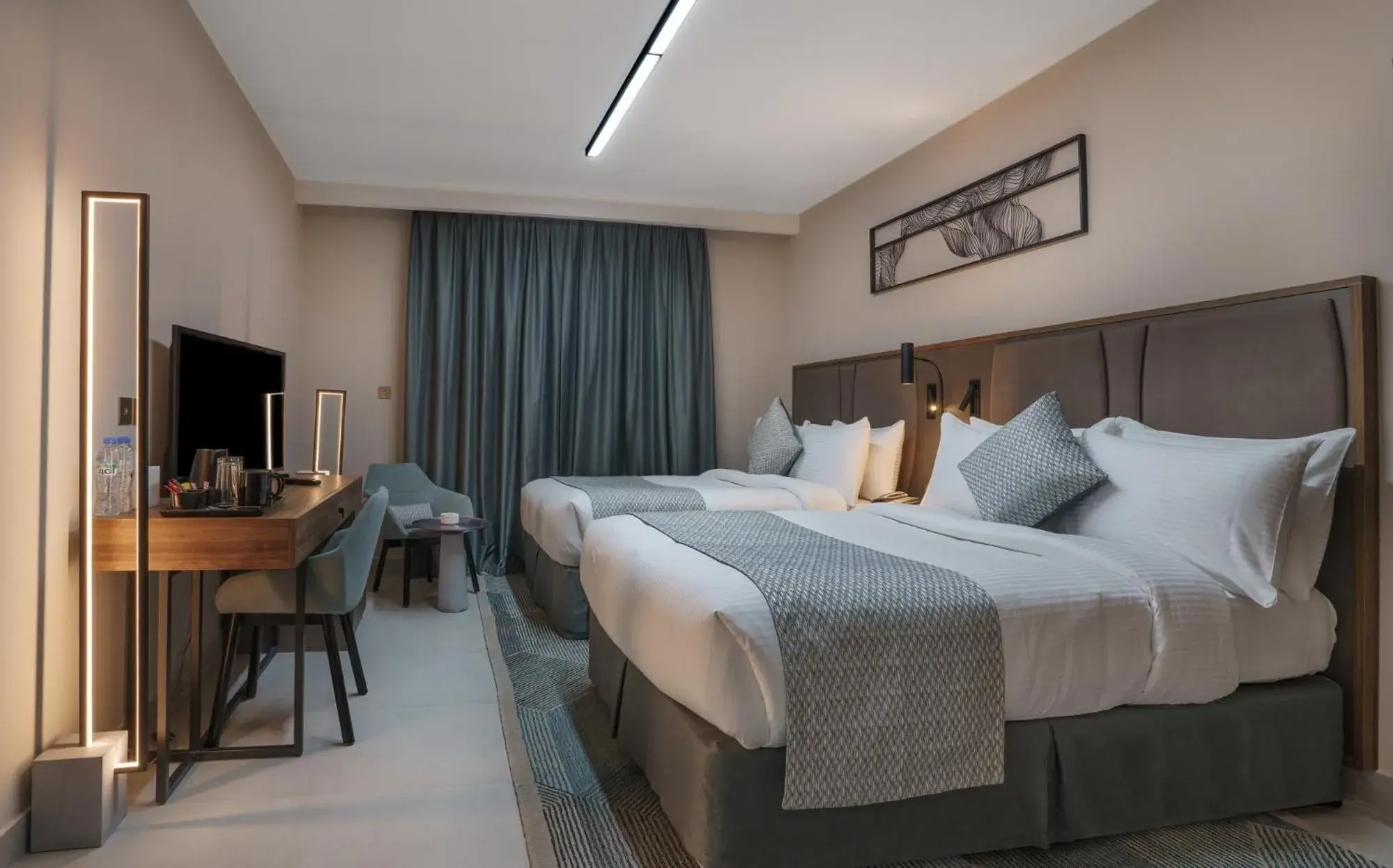 Superior Double or Twin Room with Balcony City View in Hotel Holiday International Superior Double or Twin Room with Balcony City View in Hotel Holiday International