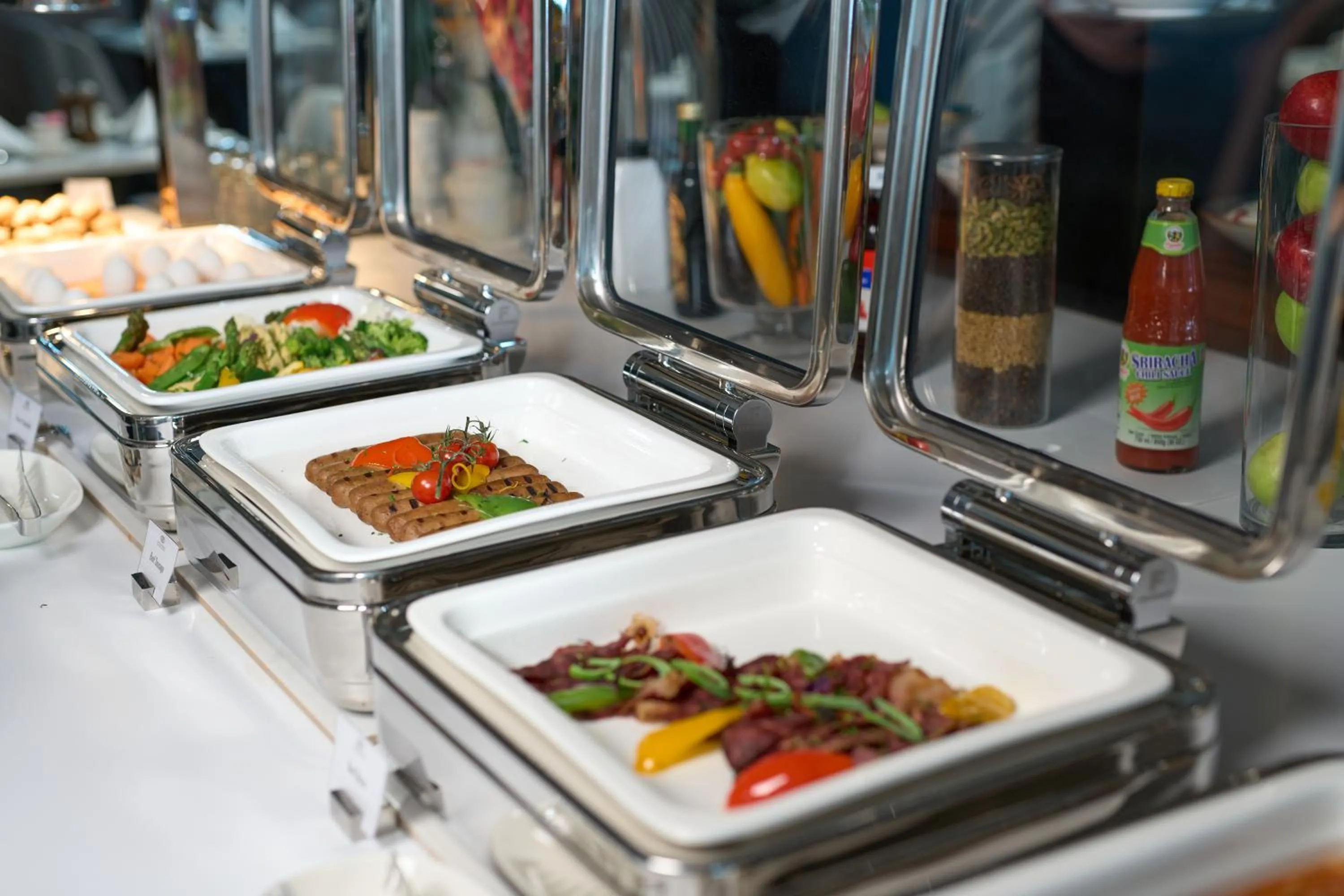 Restaurant/places to eat in Hotel Holiday International