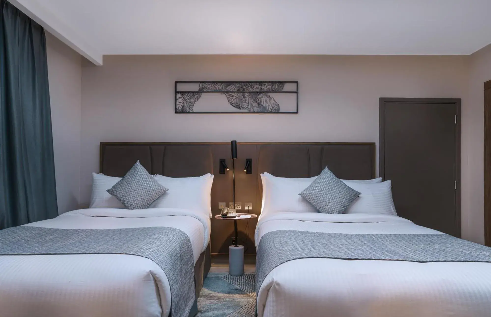 Deluxe King Or Twin with Balcony and Pool View in Hotel Holiday International Deluxe King Or Twin with Balcony and Pool View in Hotel Holiday International