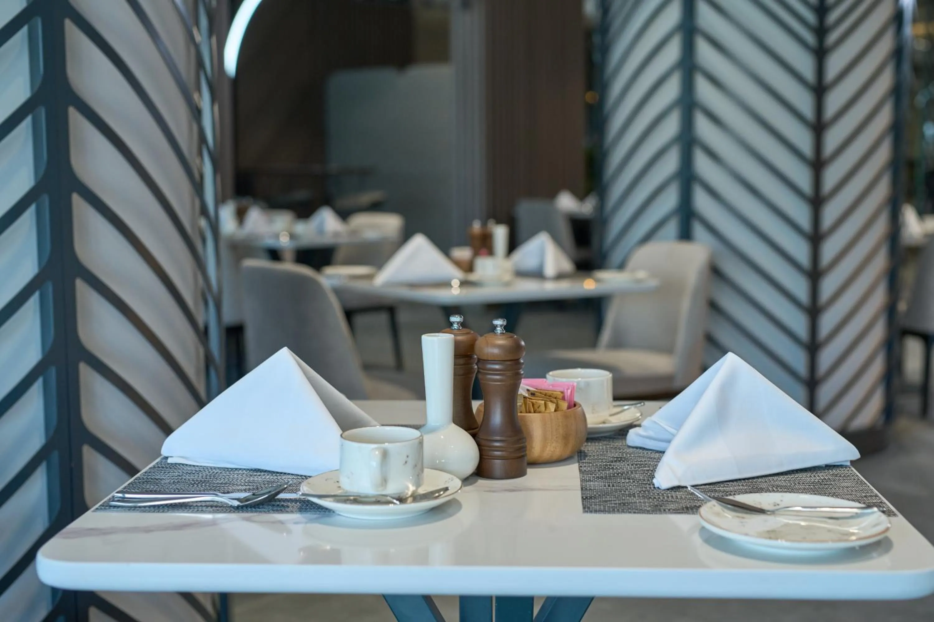 Restaurant/places to eat in Hotel Holiday International