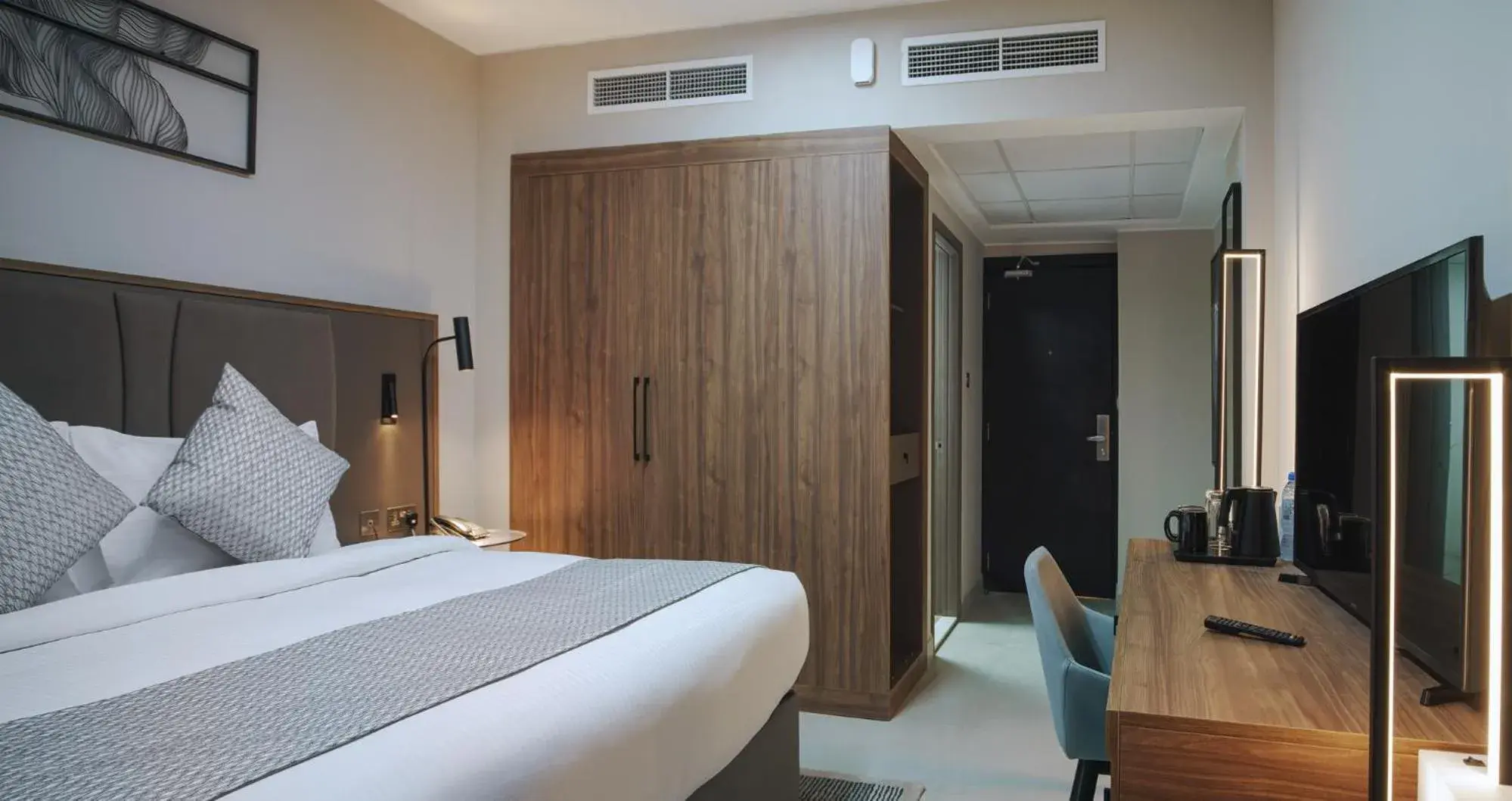 Deluxe King Or Twin with Balcony and Pool View in Hotel Holiday International Deluxe King Or Twin with Balcony and Pool View in Hotel Holiday International