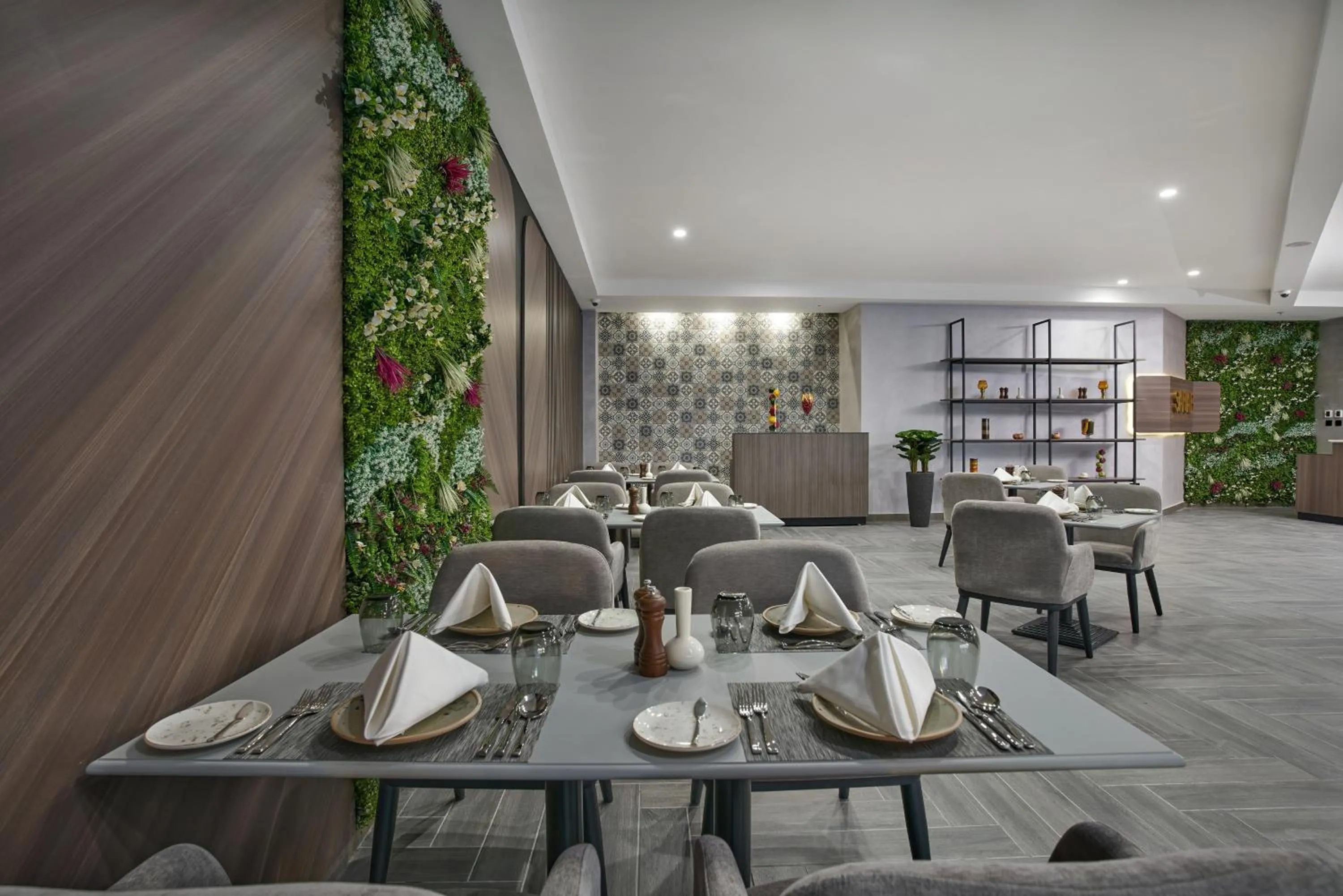 Restaurant/places to eat in Hotel Holiday International