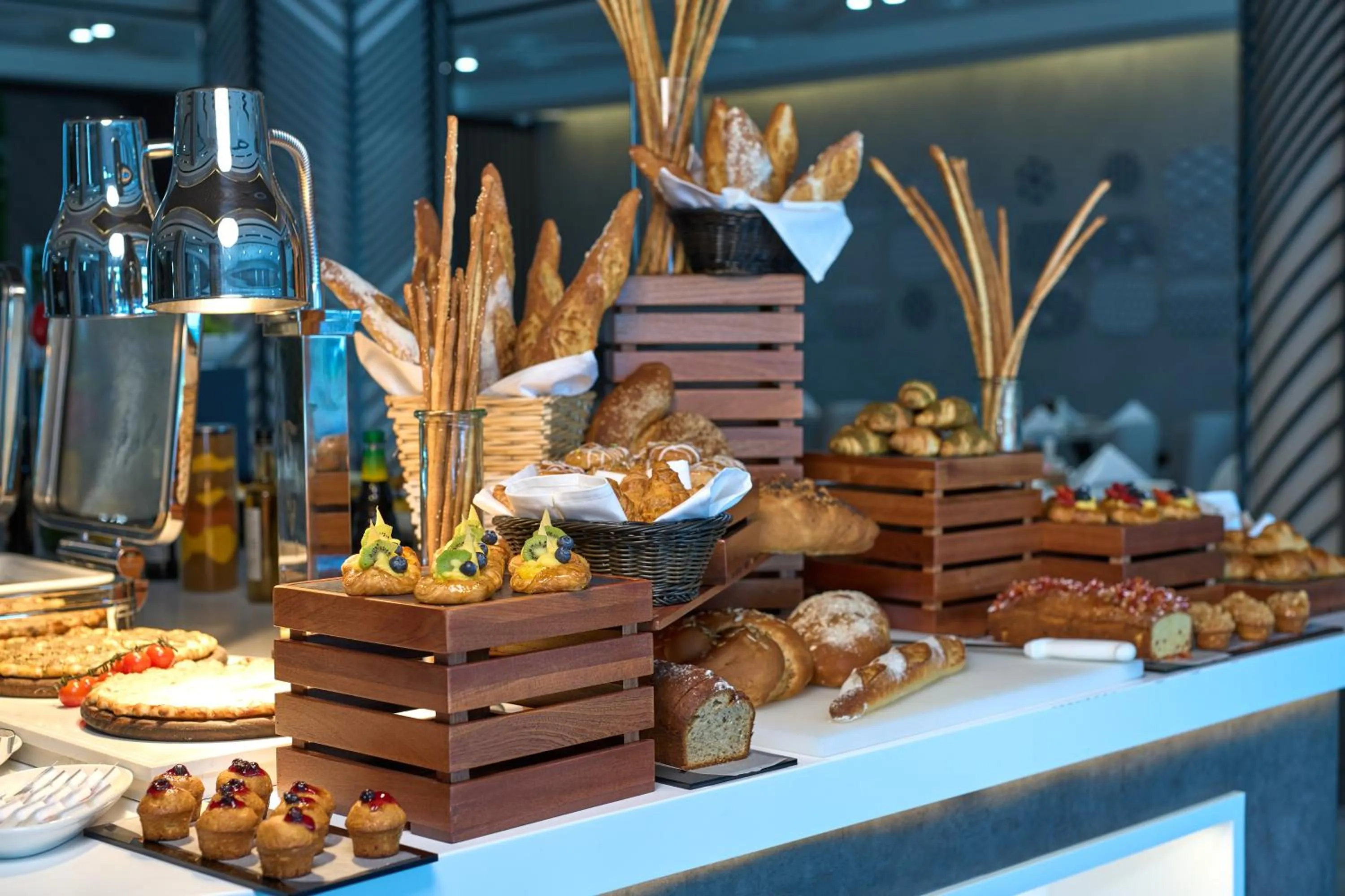 Buffet breakfast in Hotel Holiday International