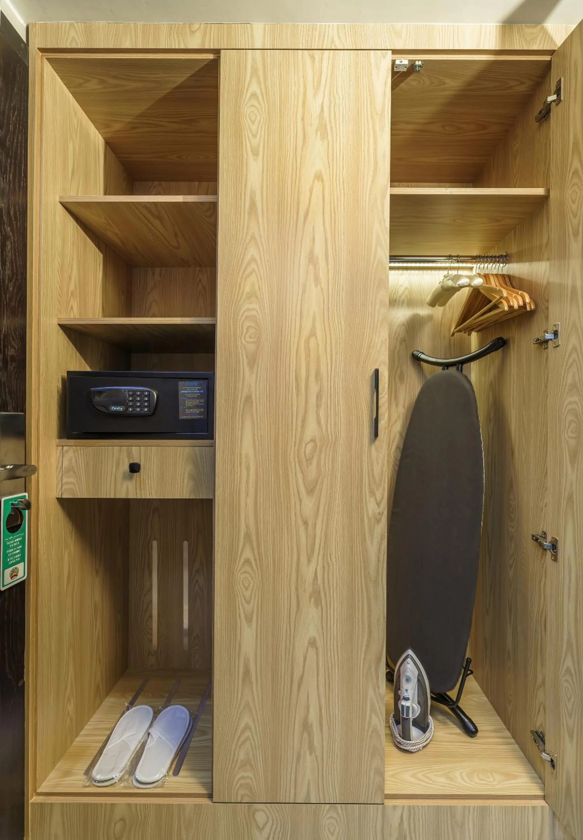 safe in Hotel Holiday International