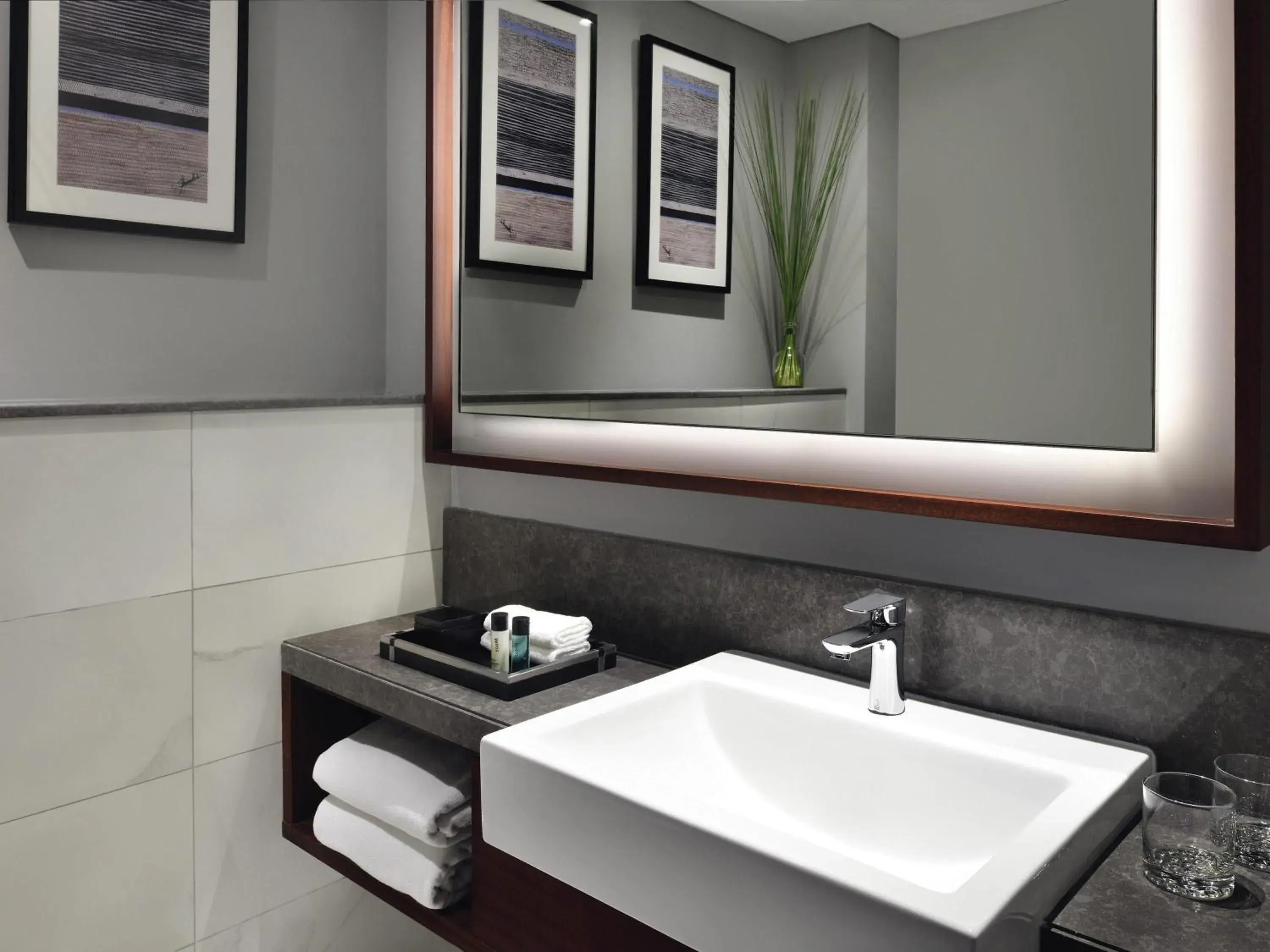 Executive Deluxe King Room - Complimentary Lounge Access in Mövenpick Hotel & Apartments Bur Dubai Executive Deluxe King Room - Complimentary Lounge Access in Mövenpick Hotel & Apartments Bur Dubai