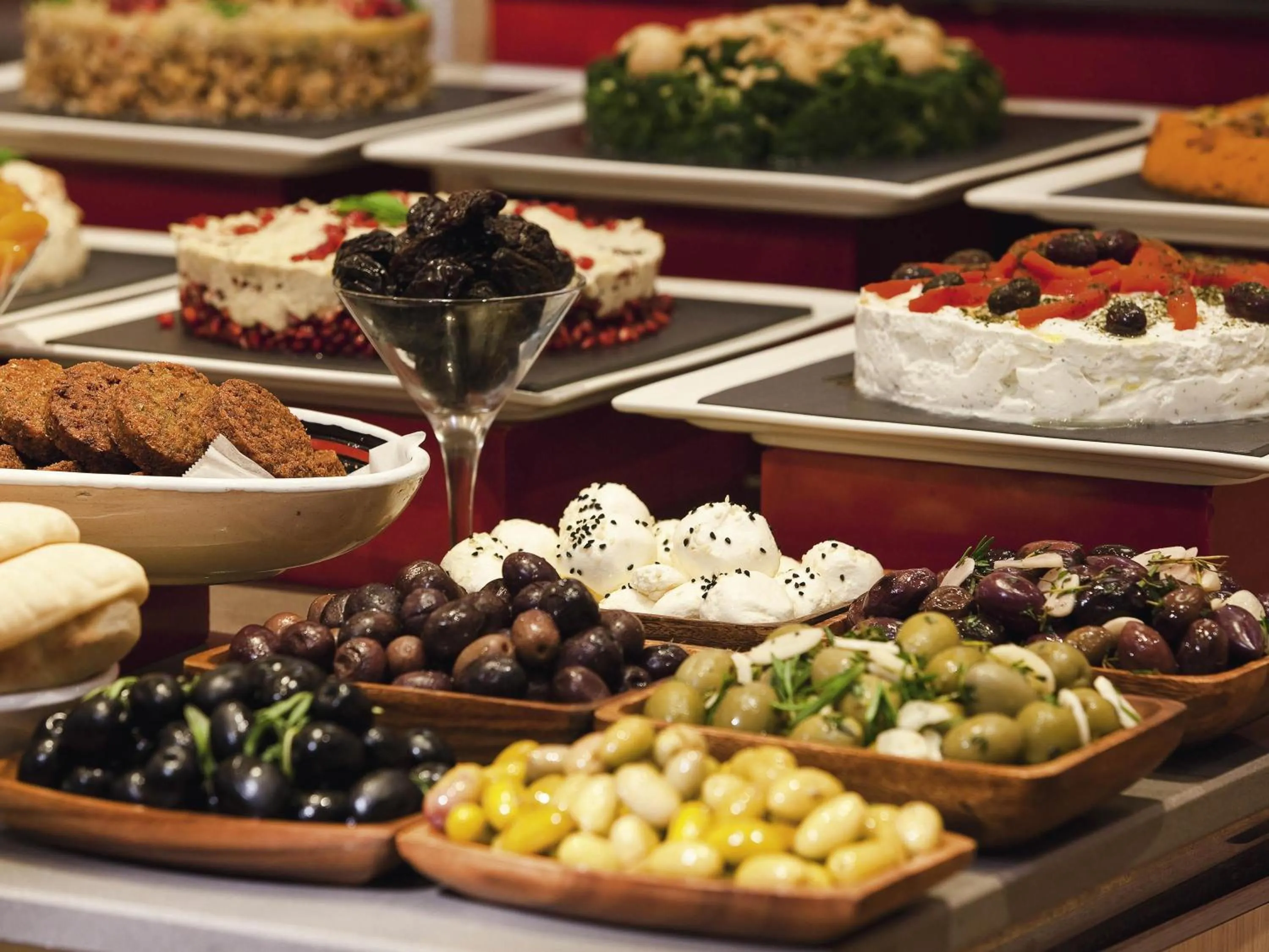 Restaurant/places to eat in Mövenpick Hotel & Apartments Bur Dubai