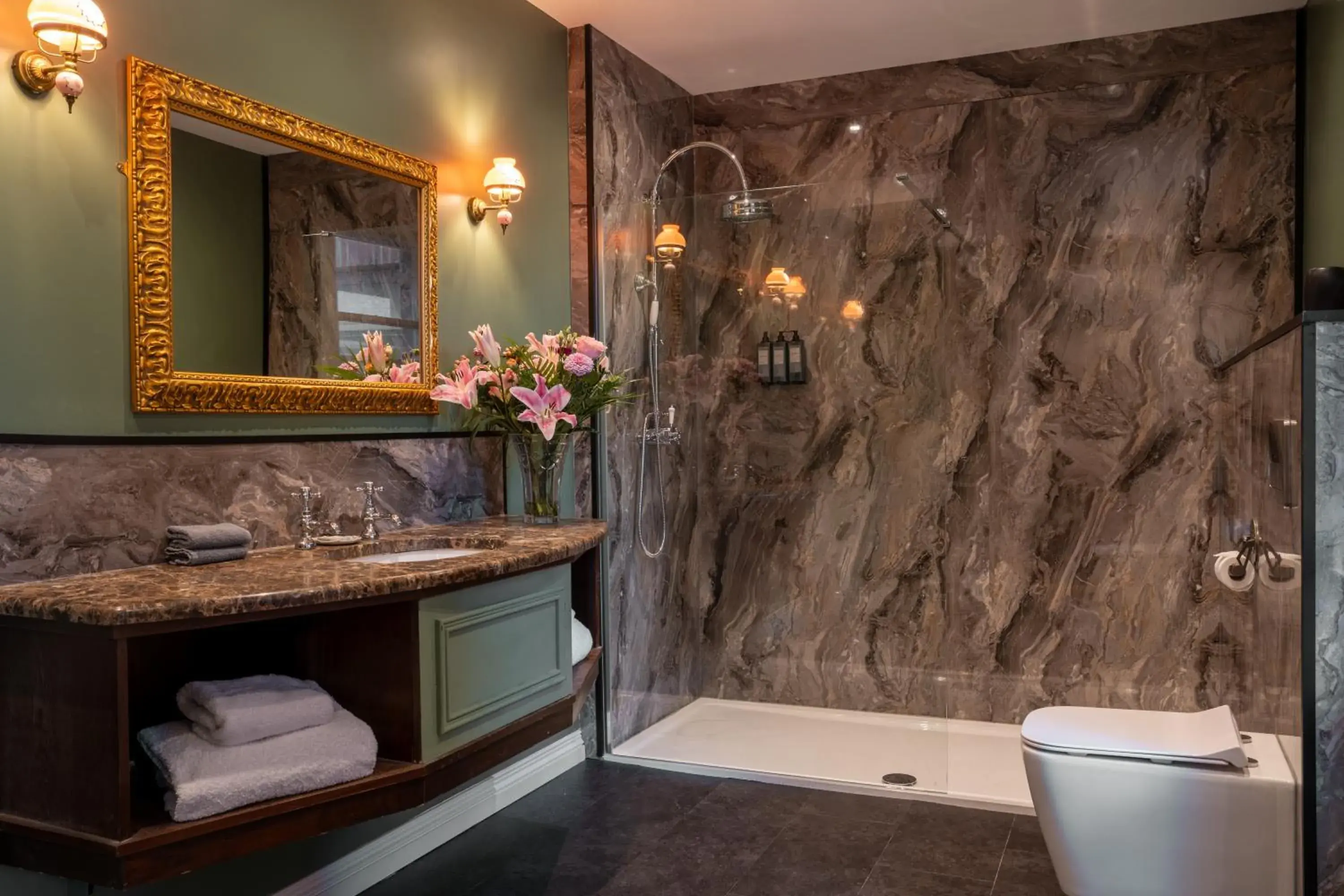 Deluxe Triple Room in The Harrison Chambers of Distinction Deluxe Triple Room in The Harrison Chambers of Distinction