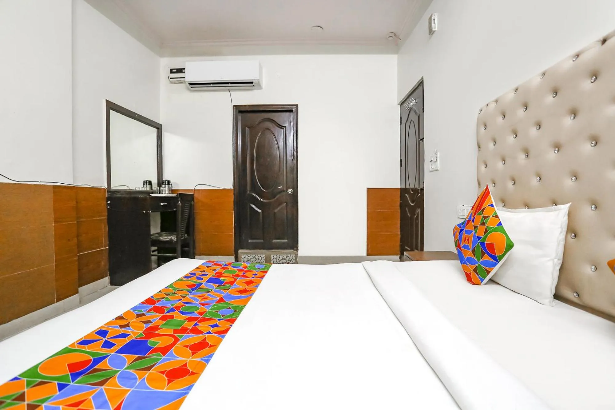 Photo of the whole room, Bed in Via The Lazeez