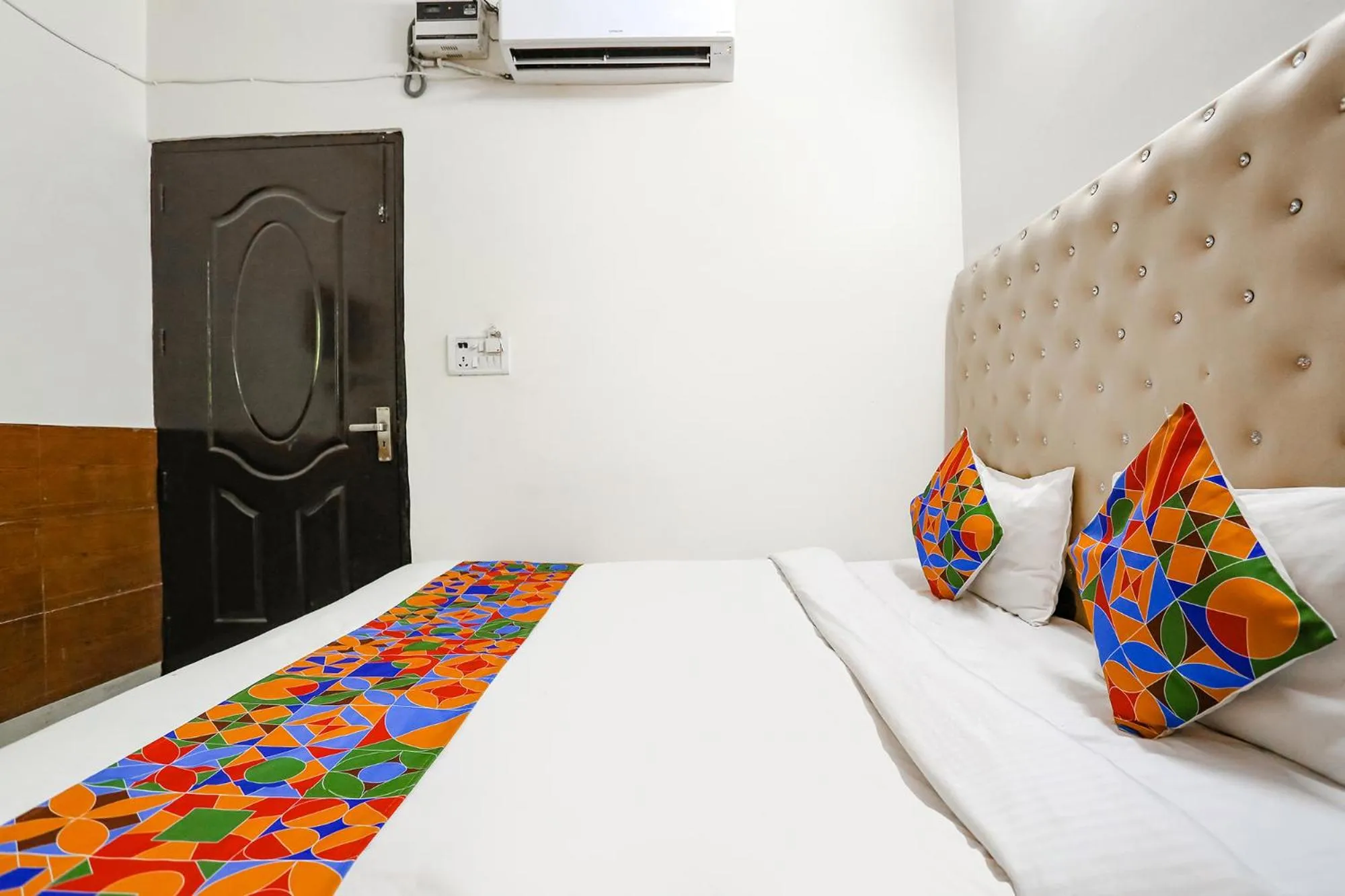 Photo of the whole room, Bed in Via The Lazeez