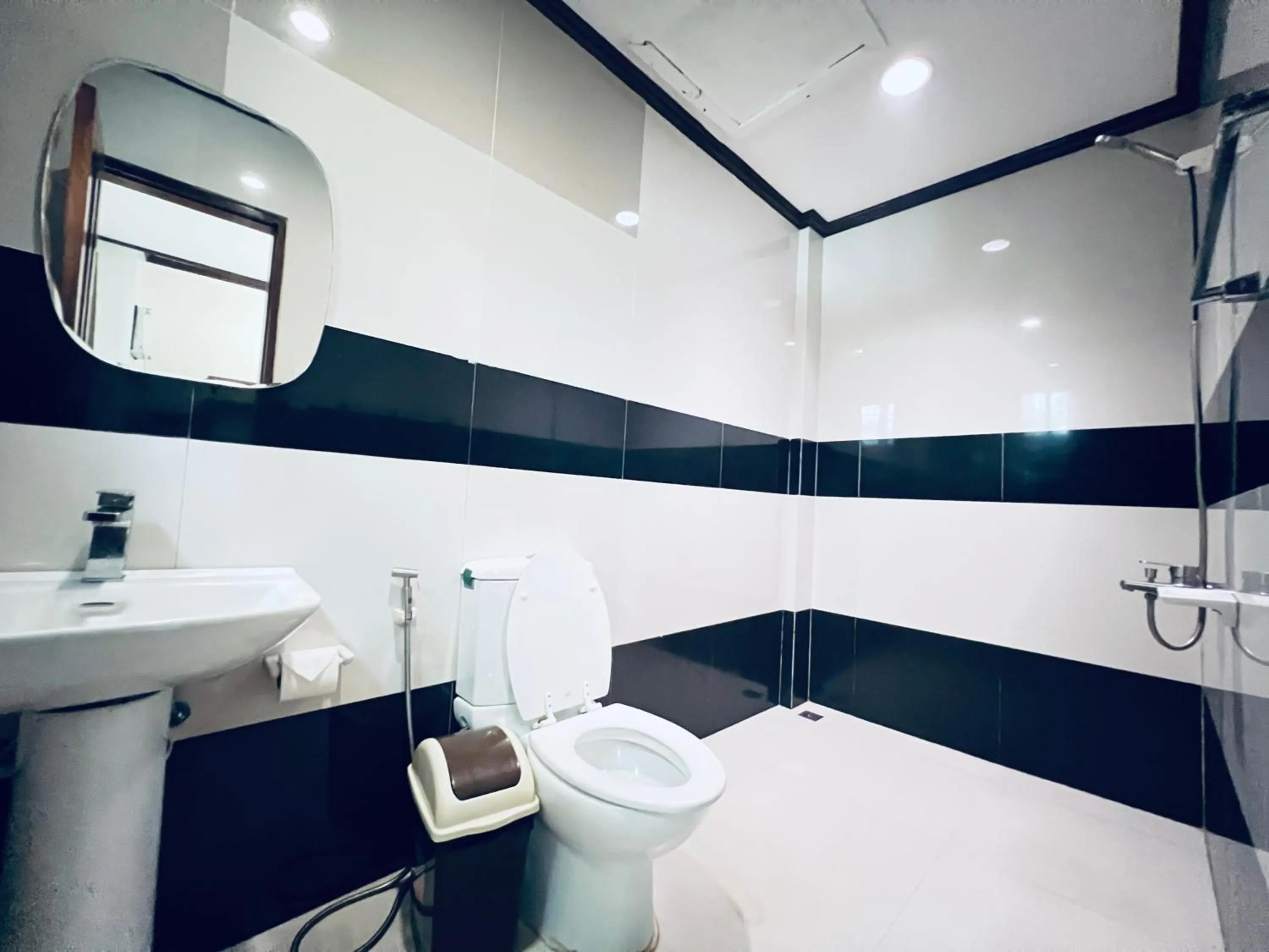 Toilet in Alocasia Inn - El Nido