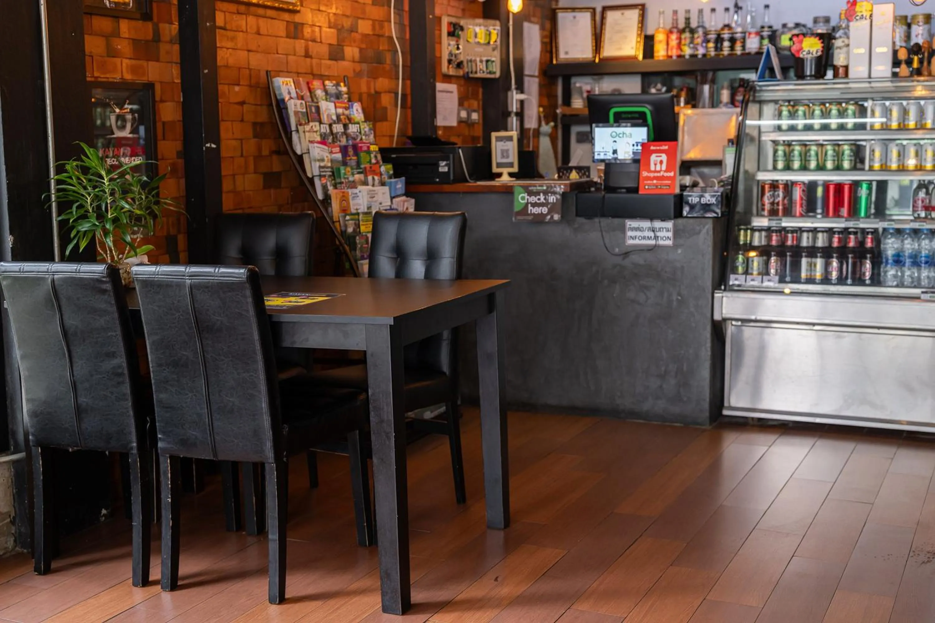 Restaurant/places to eat in KAYAN Hostel