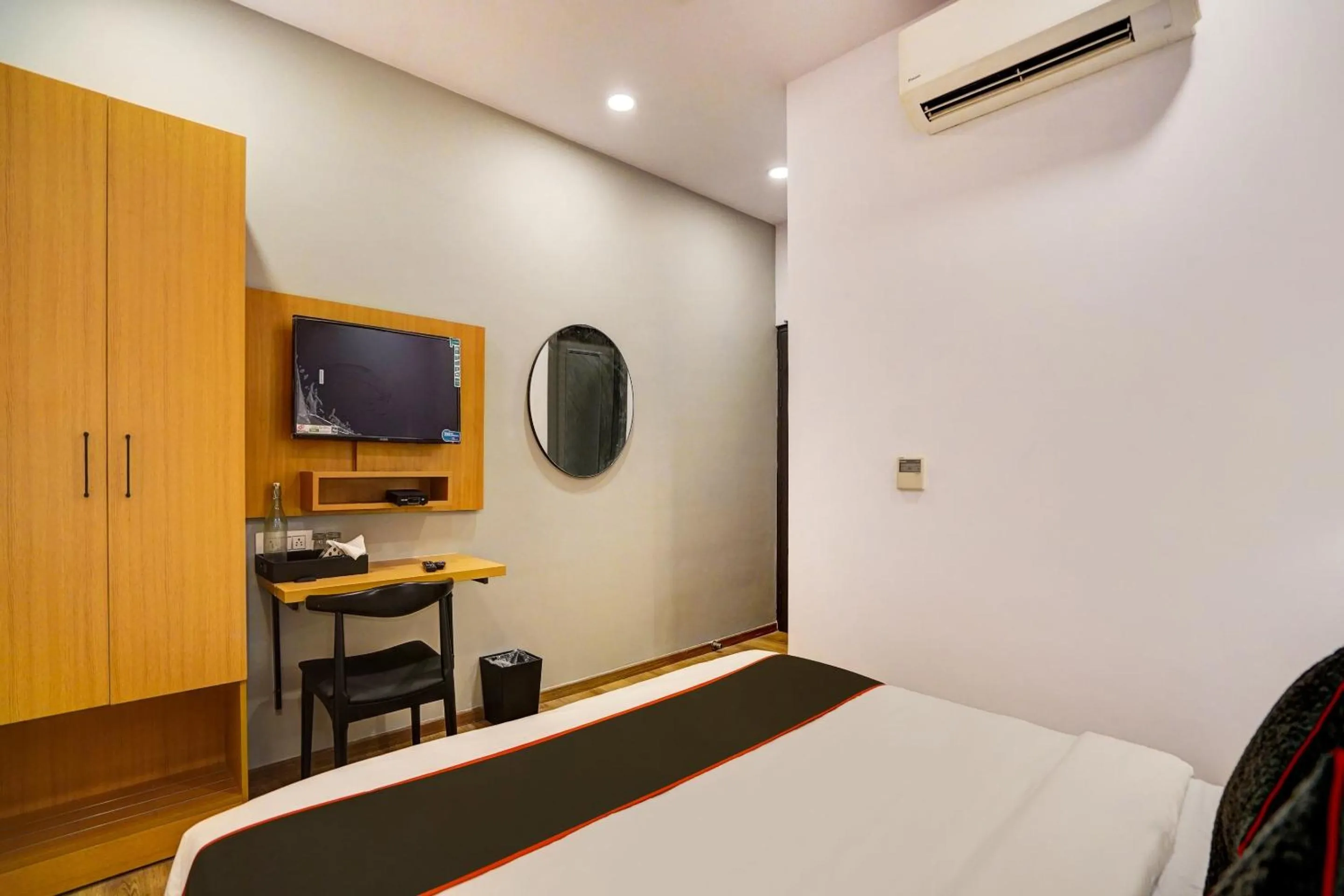 Bedroom, Bed in Super Townhouse Sector 19 Fun Republic Mall Indiranagar