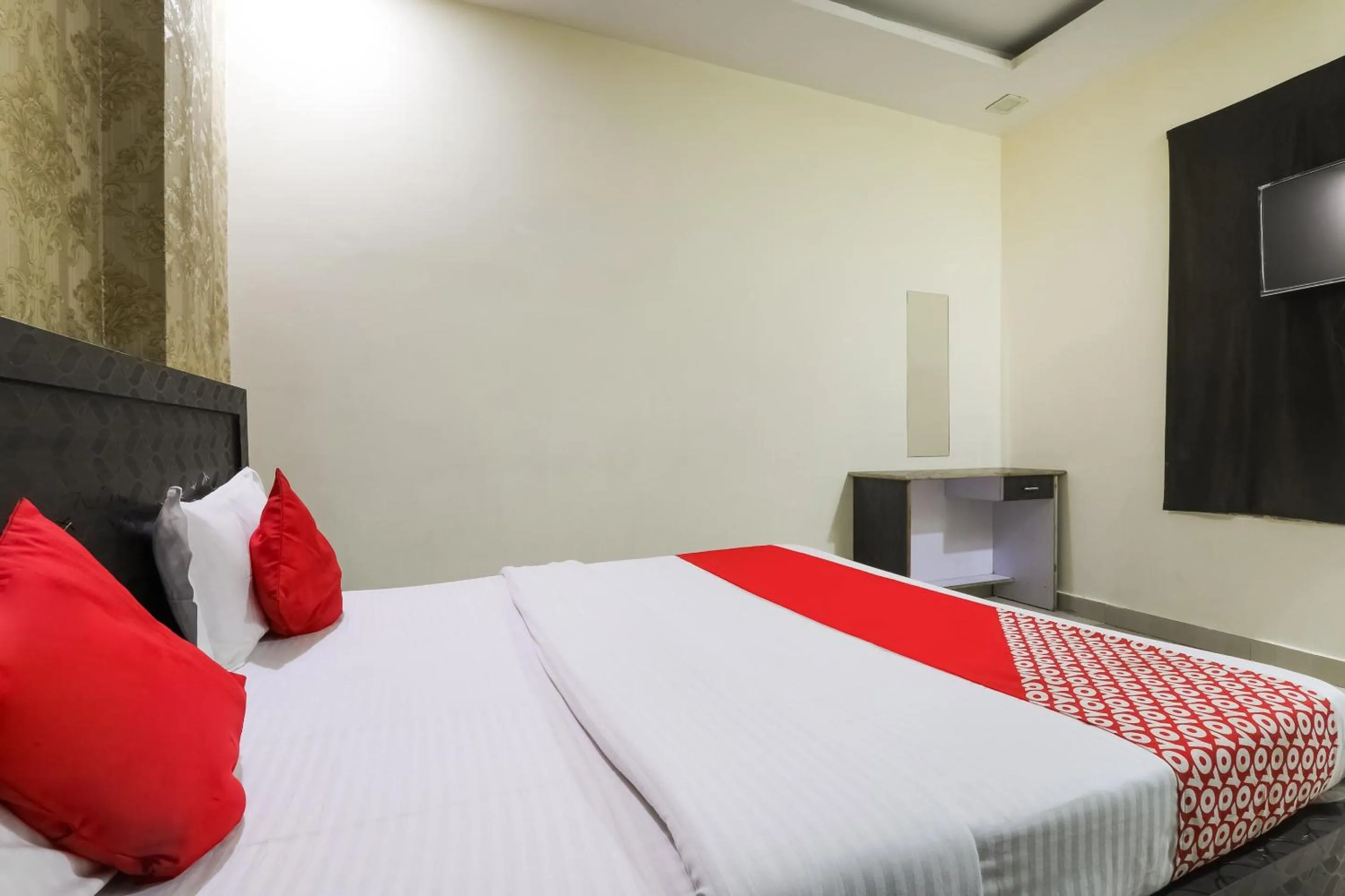 Bedroom, Bed in Hotel O Samrat