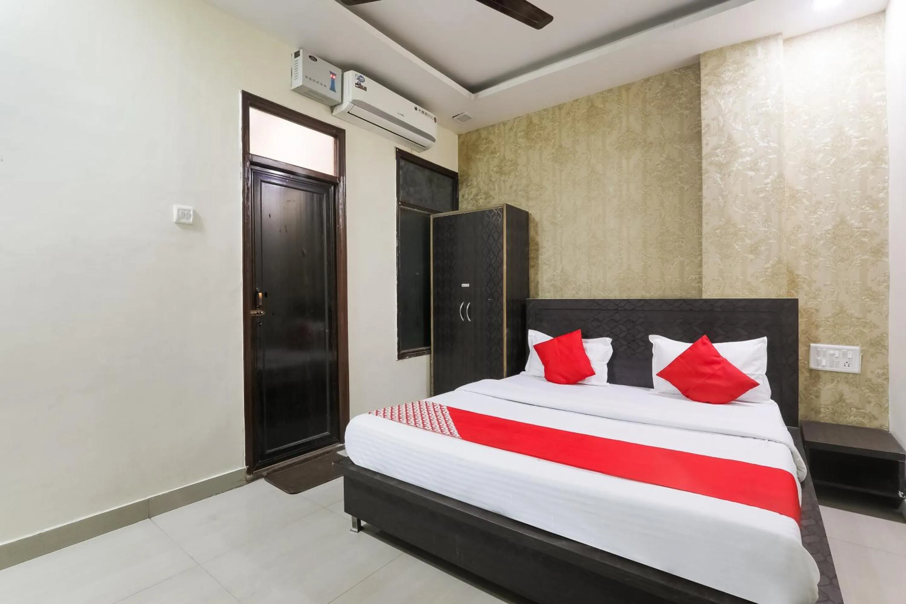 Bedroom, Bed in Hotel O Samrat