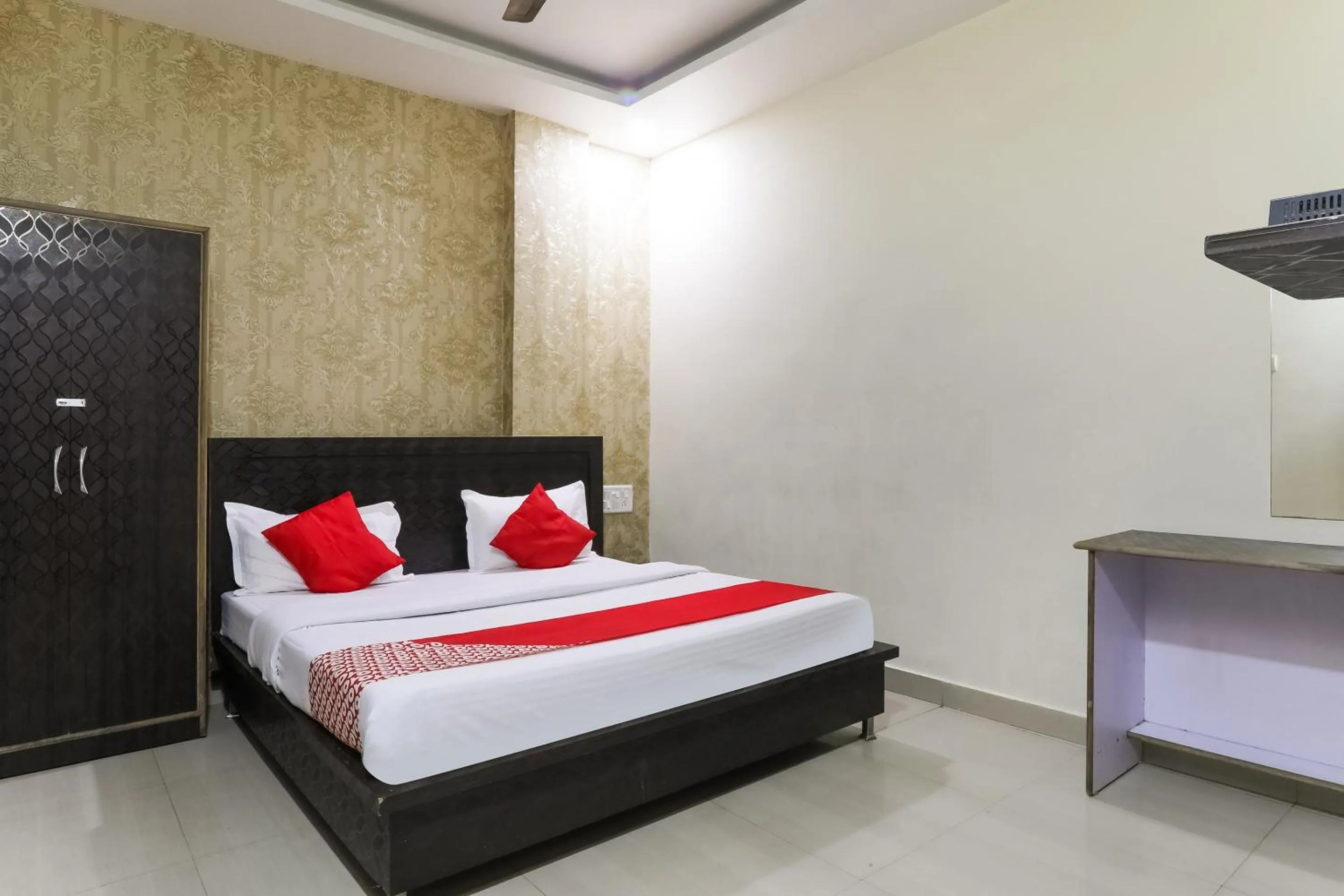 Bedroom, Bed in Hotel O Samrat